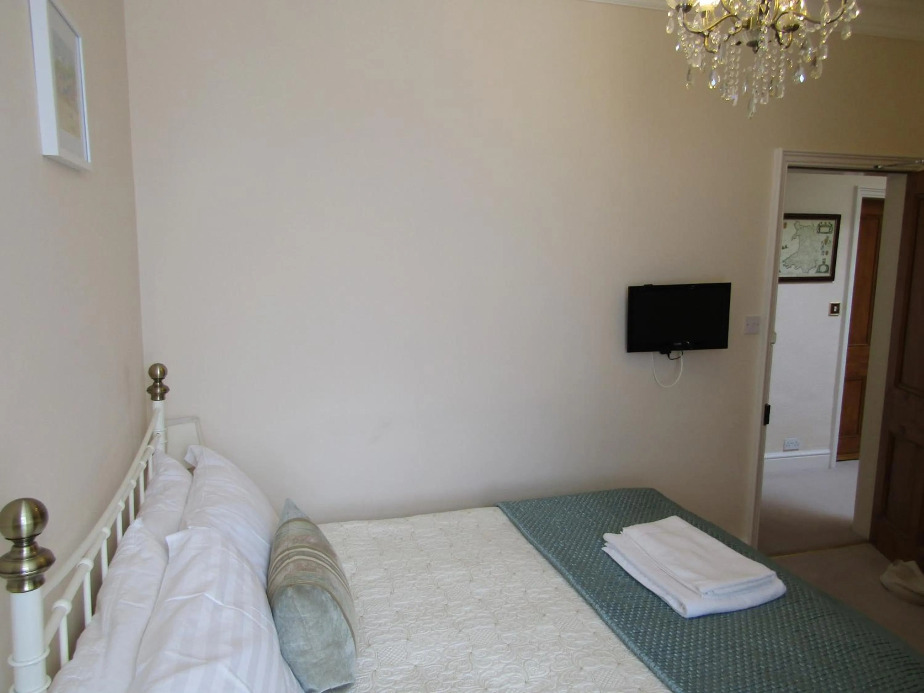 Photo of the whole room, Bed in Harringtons at 14