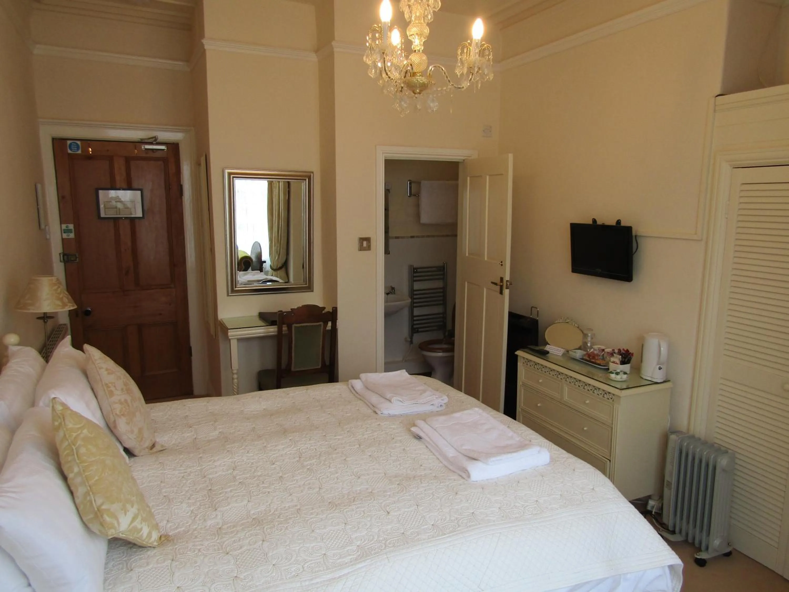 Photo of the whole room, Bed in Harringtons at 14