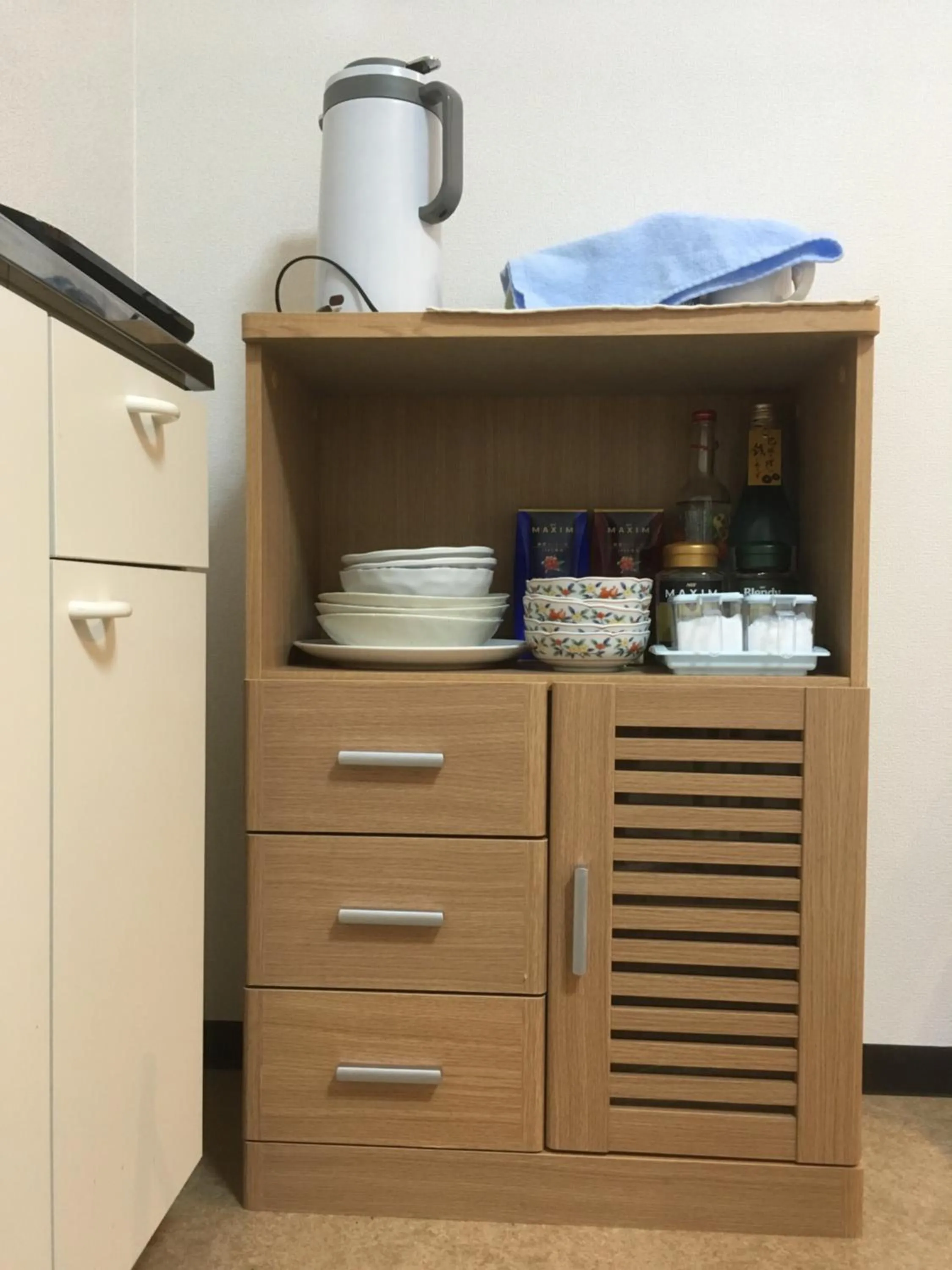 Communal kitchen in Keimei Guest House