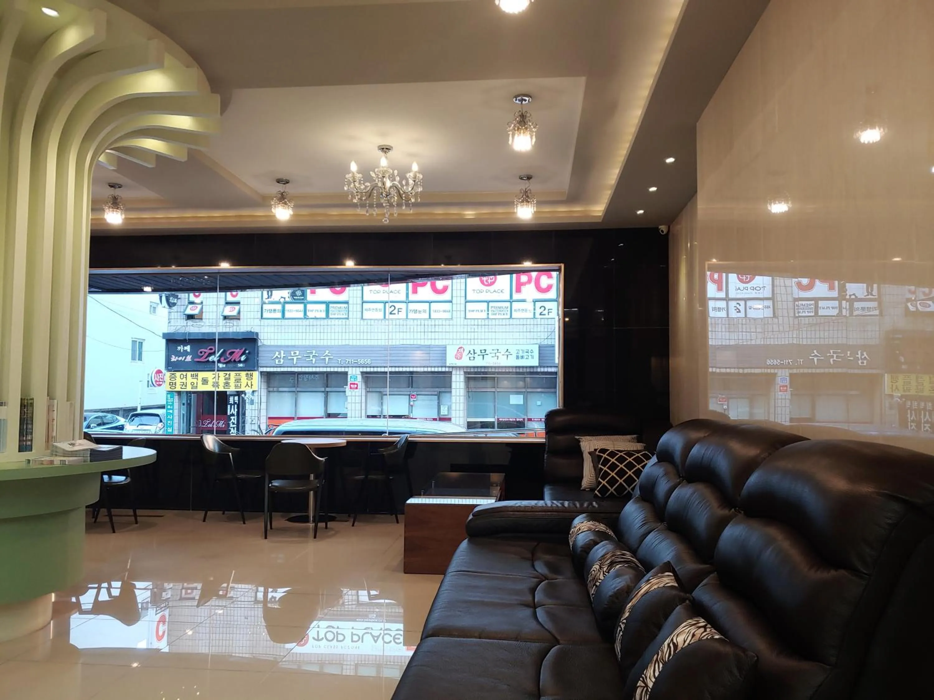 Communal lounge/ TV room in Gallery Hotel BnB