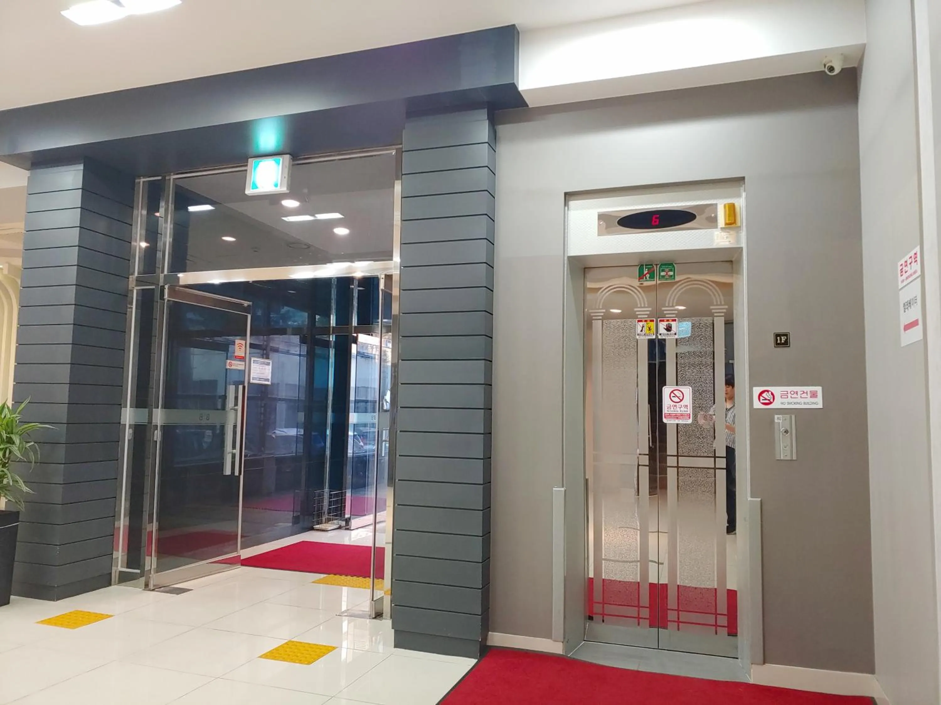 Lobby or reception in Gallery Hotel BnB