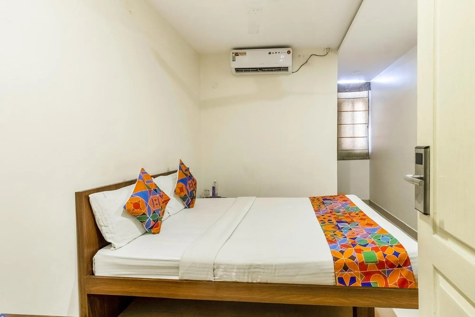 Seating area, Bed in FabHotel VJR HSR