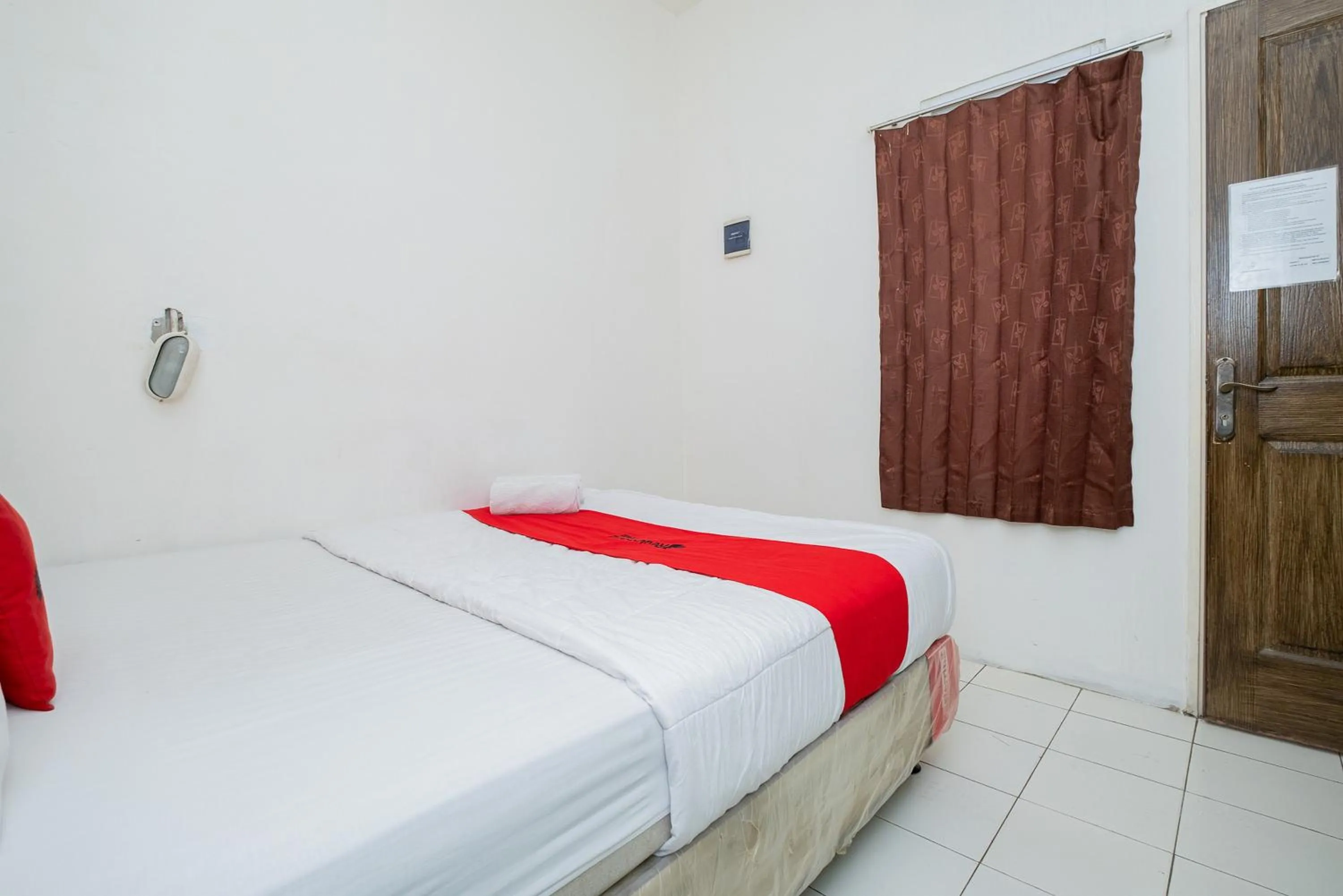 Bed in RedDoorz near STAN