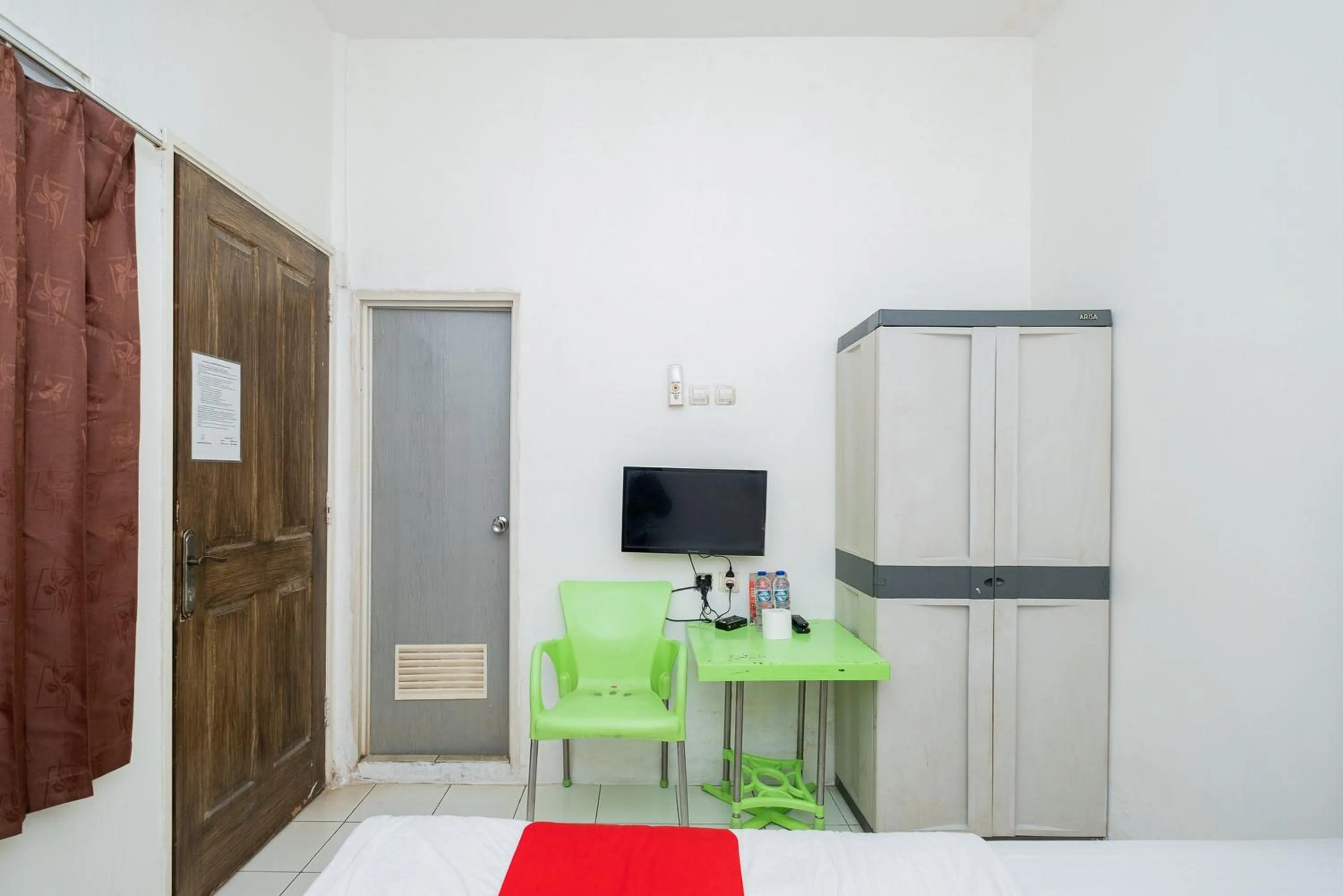 TV and multimedia in RedDoorz near STAN