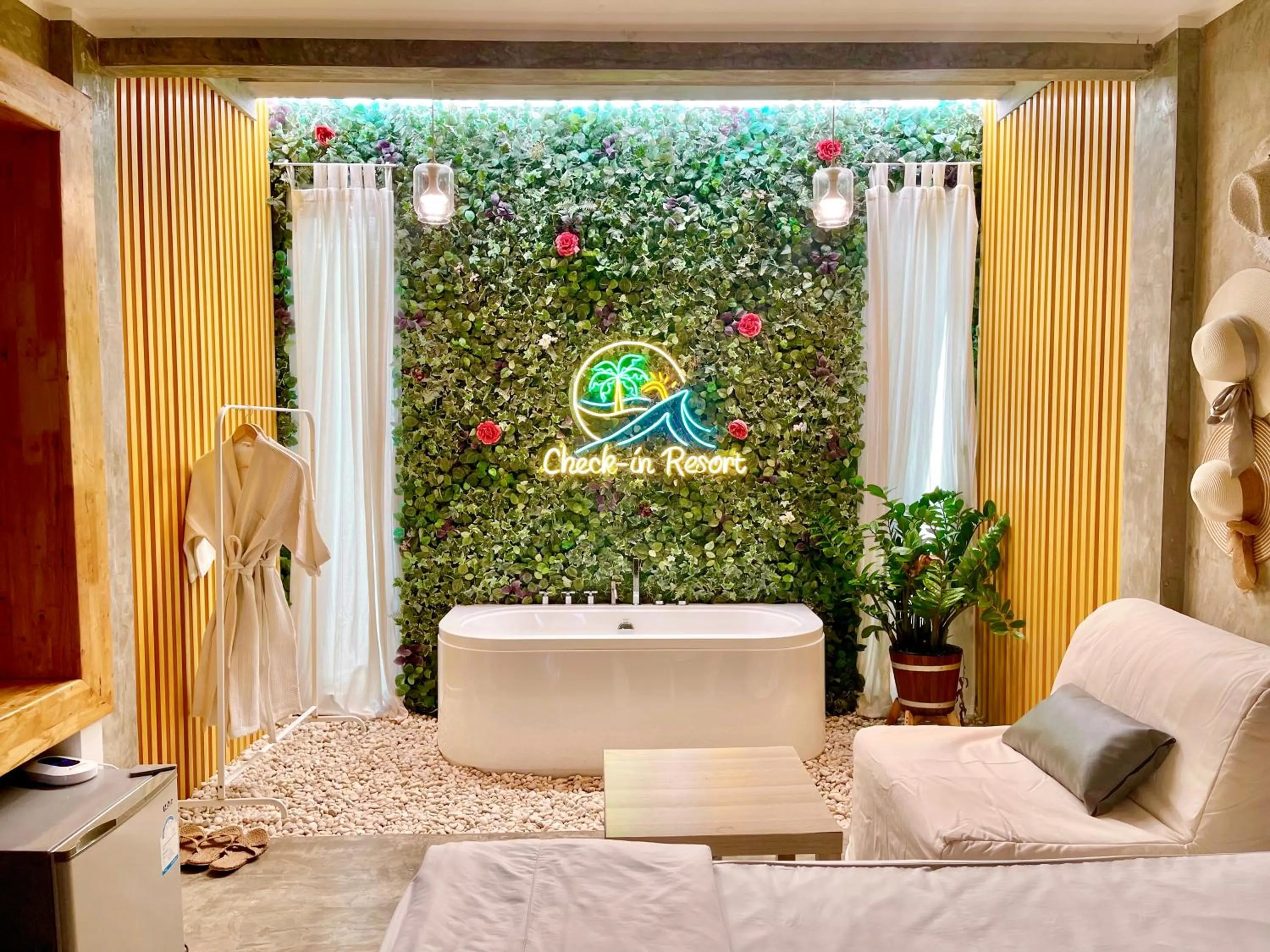 Photo of the whole room, Bed in Check-in Resort Koh Larn