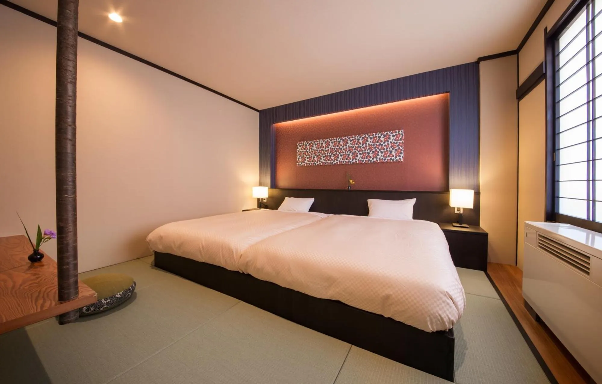 Photo of the whole room, Bed in Oribana