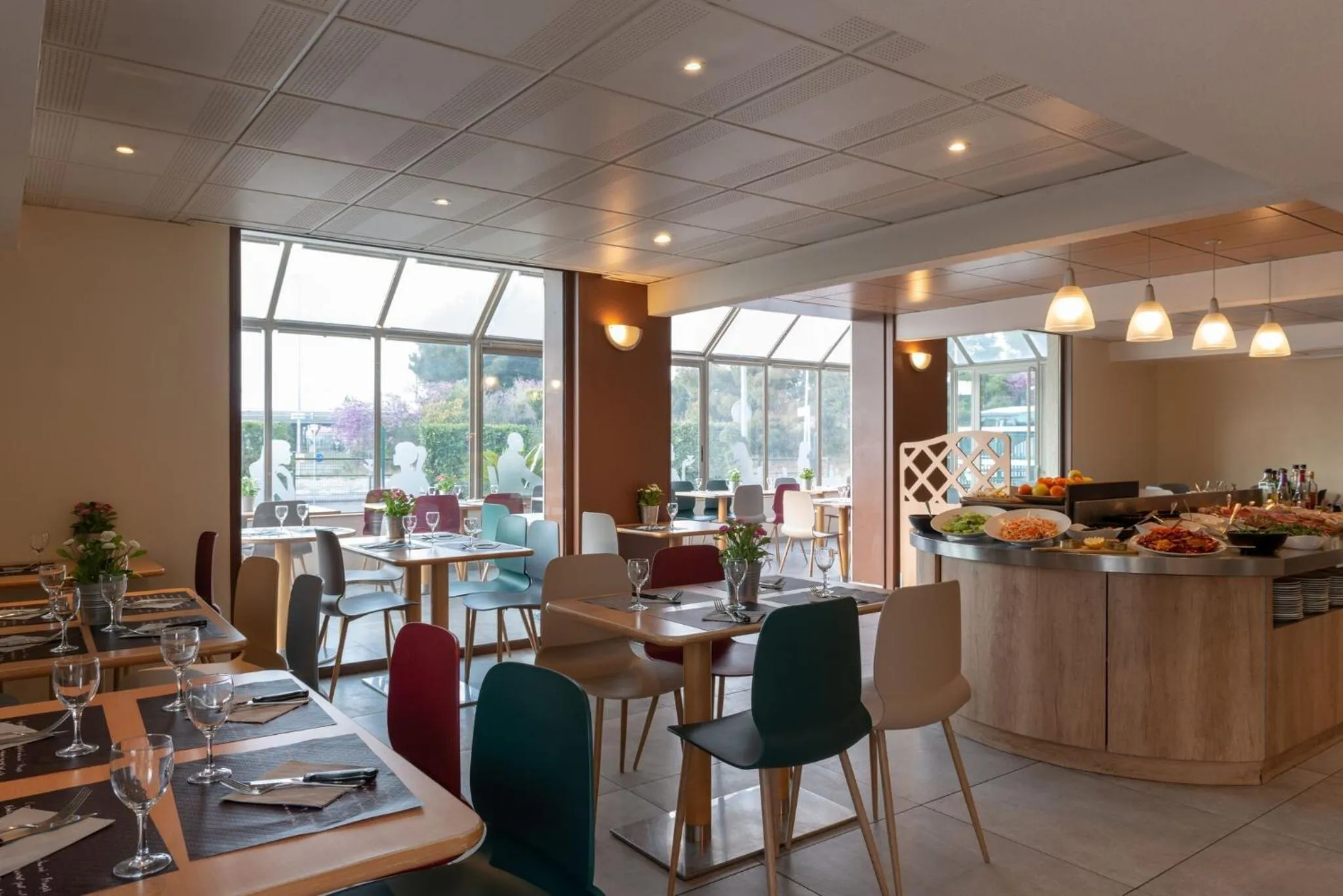 Restaurant/places to eat in The Originals City Hôtel Marseille Aéroport