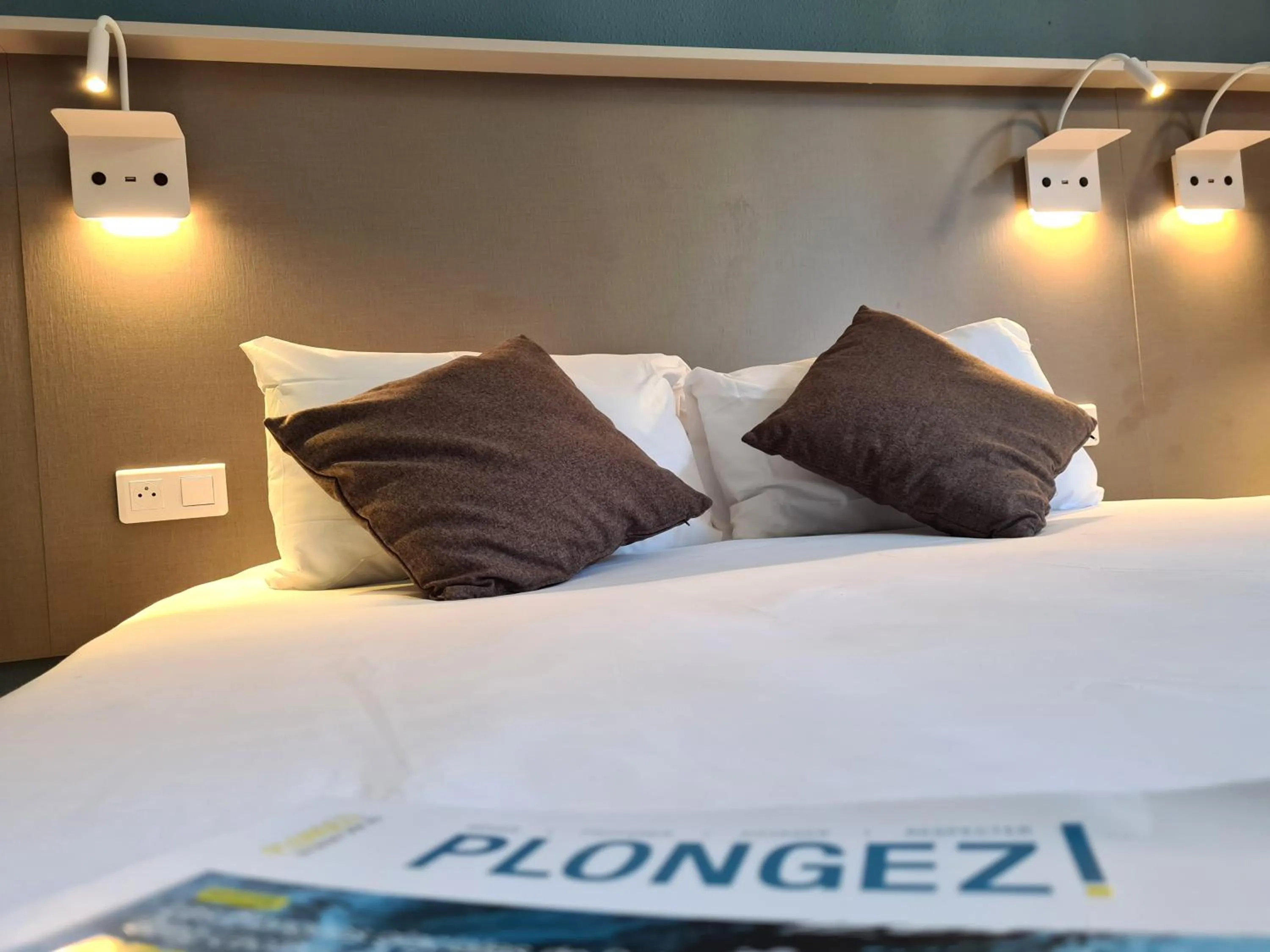 Bed in The Originals City Hôtel Marseille Aéroport