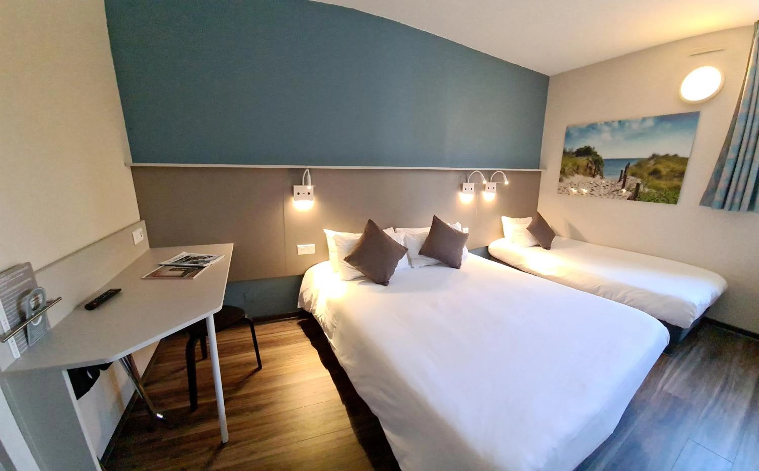 Bed in The Originals City Hôtel Marseille Aéroport