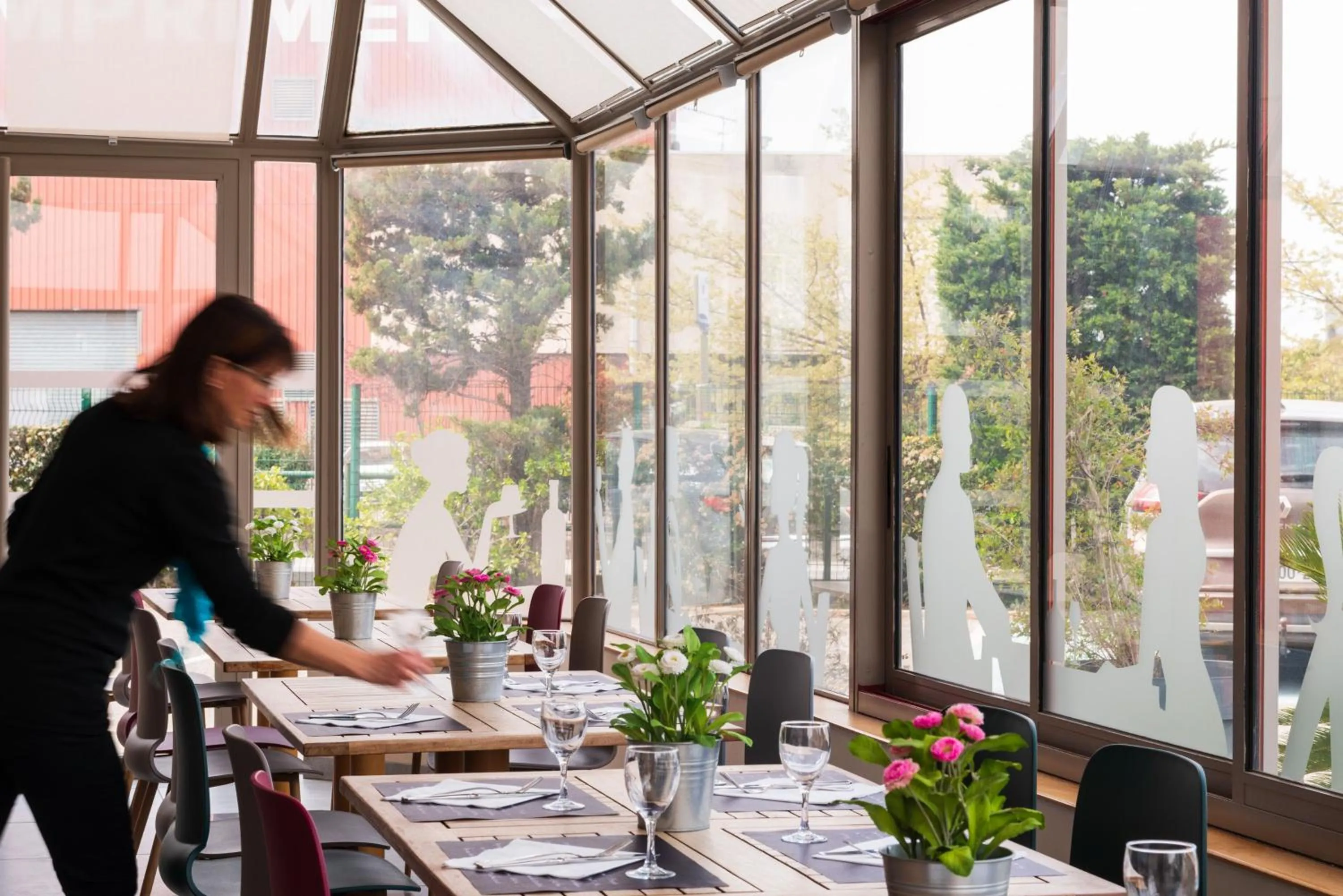 Restaurant/places to eat in The Originals City Hôtel Marseille Aéroport