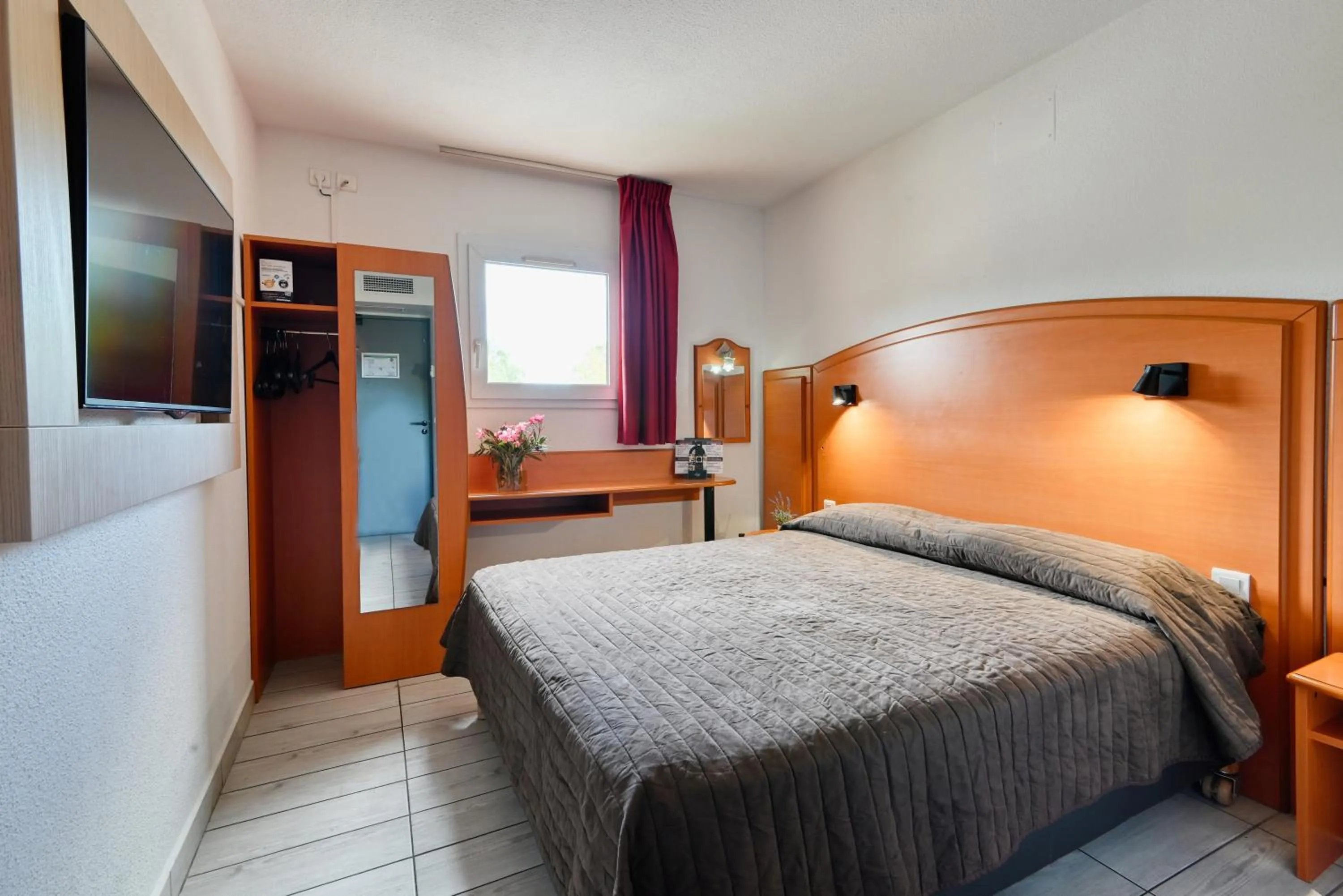 storage, Bed in Villa Martégale Hôtel Restaurant