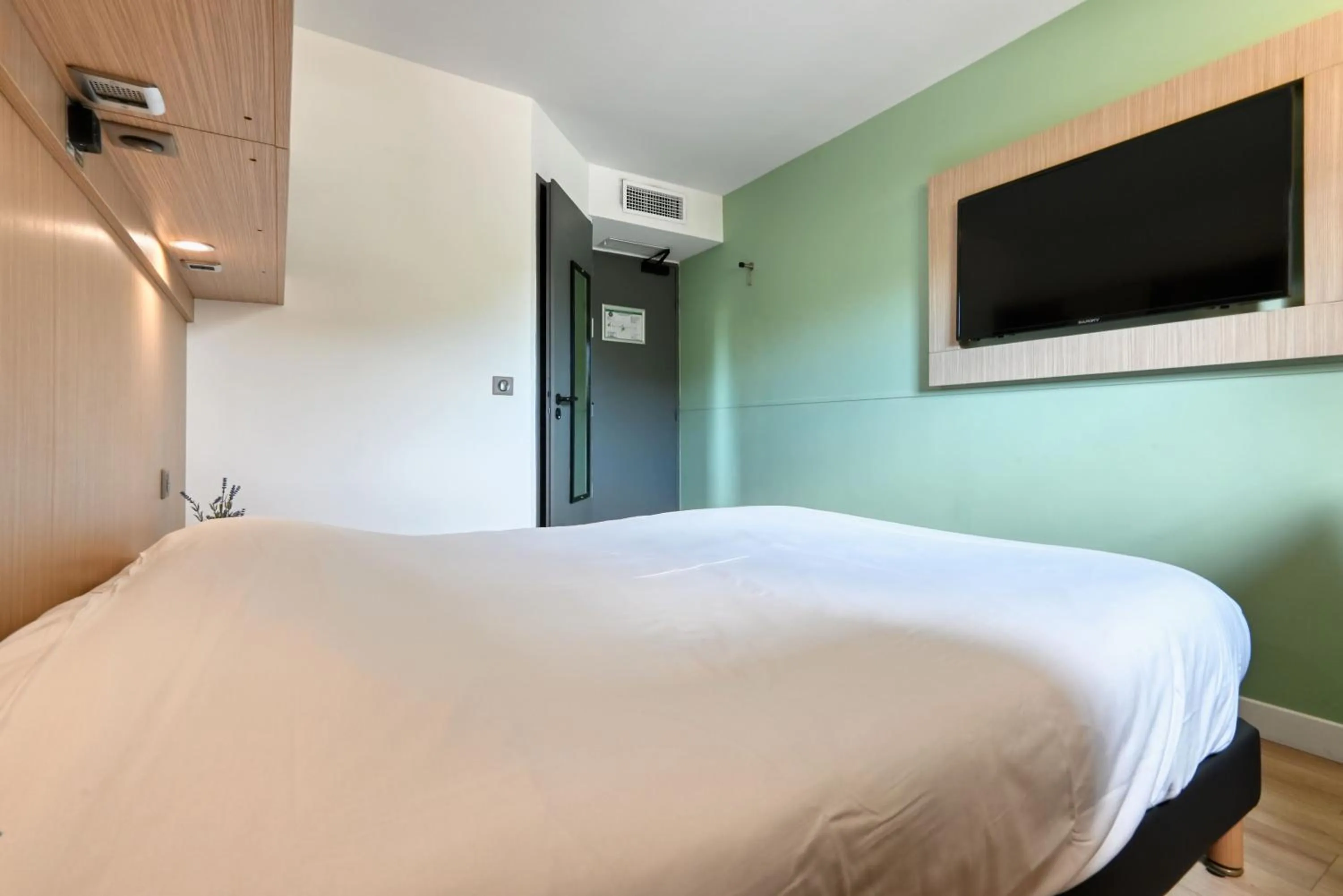 Photo of the whole room, Bed in Villa Martégale Hôtel Restaurant