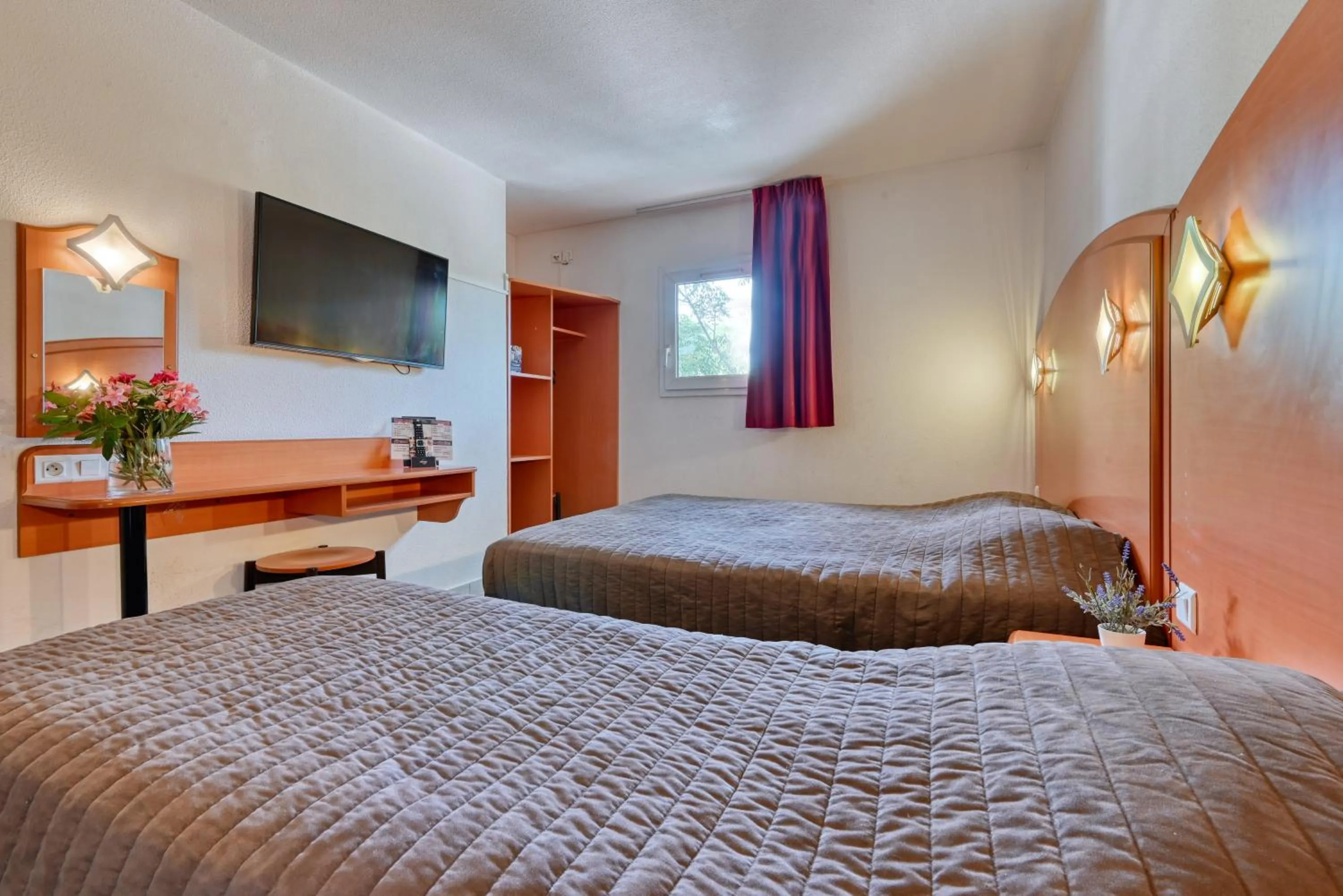 Photo of the whole room, Bed in Villa Martégale Hôtel Restaurant