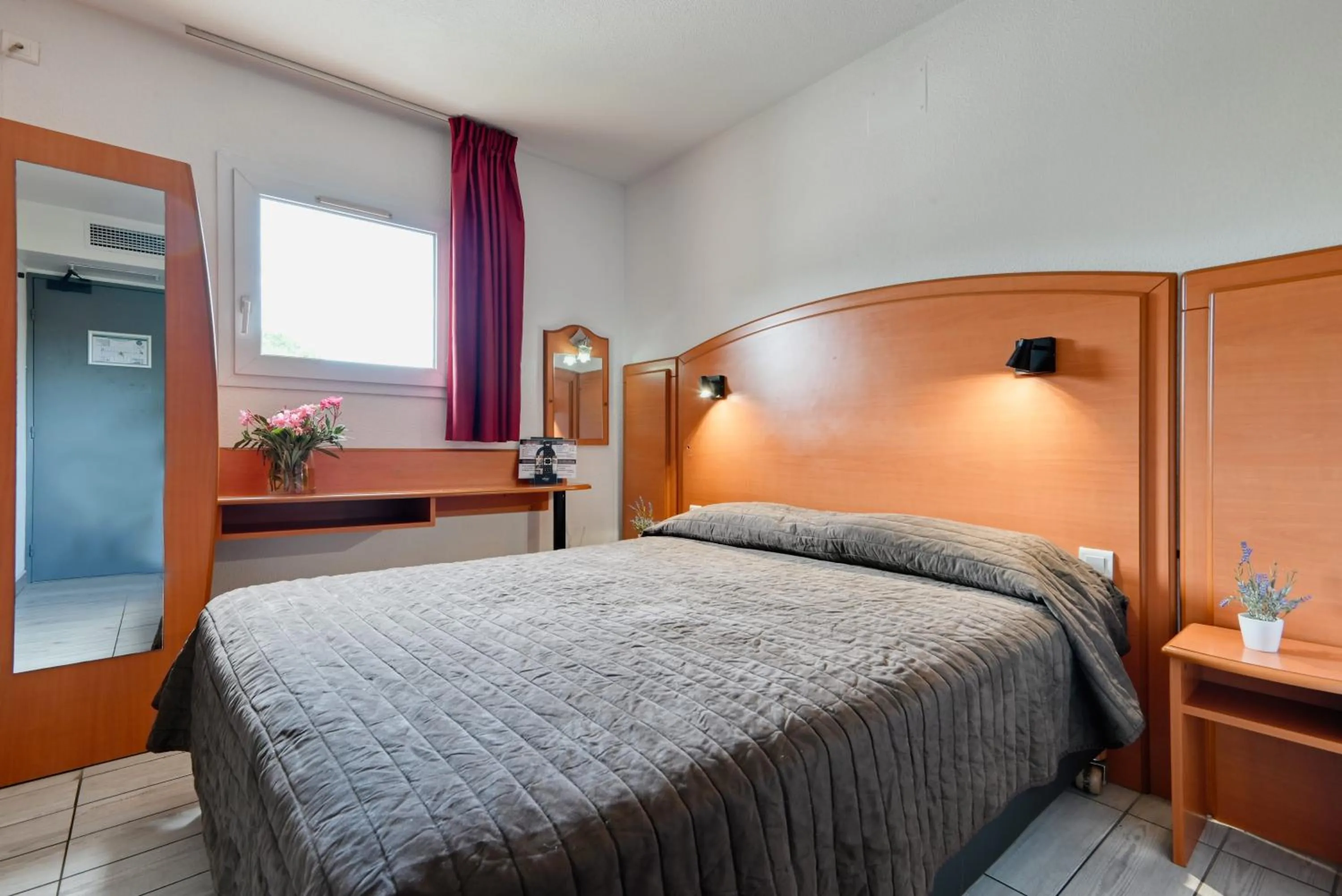 Bed in Villa Martégale Hôtel Restaurant