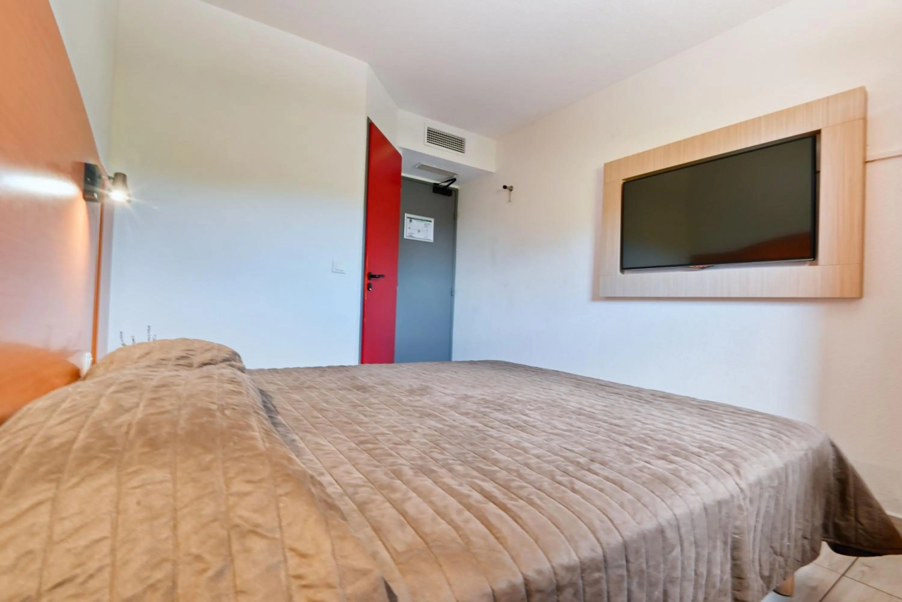 Photo of the whole room, Bed in Villa Martégale Hôtel Restaurant