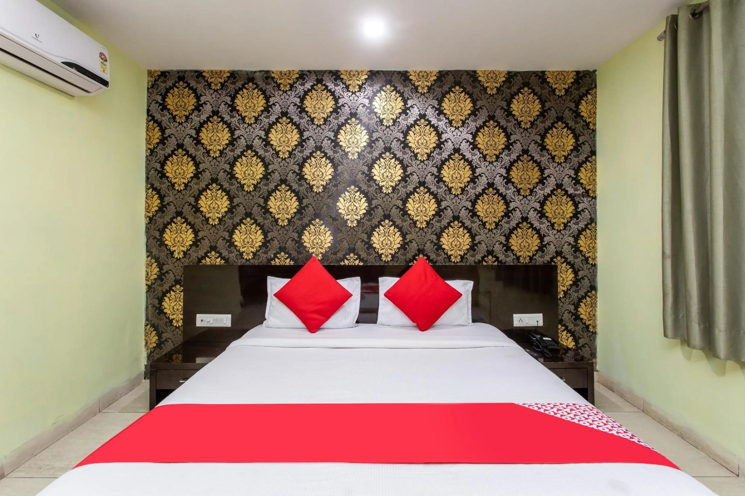 Bedroom in Capital O Swan Paradise