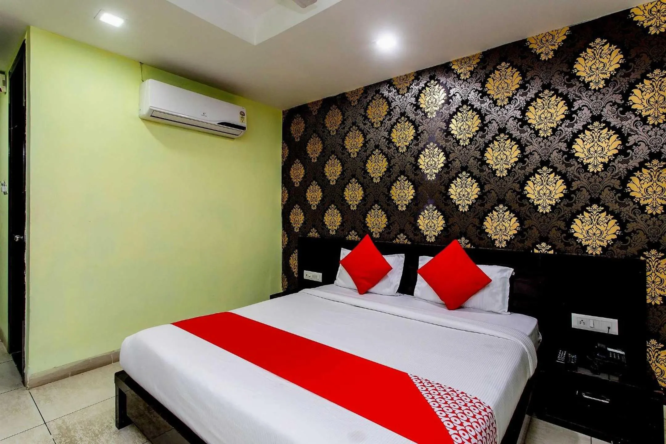 Bedroom in Capital O Swan Paradise