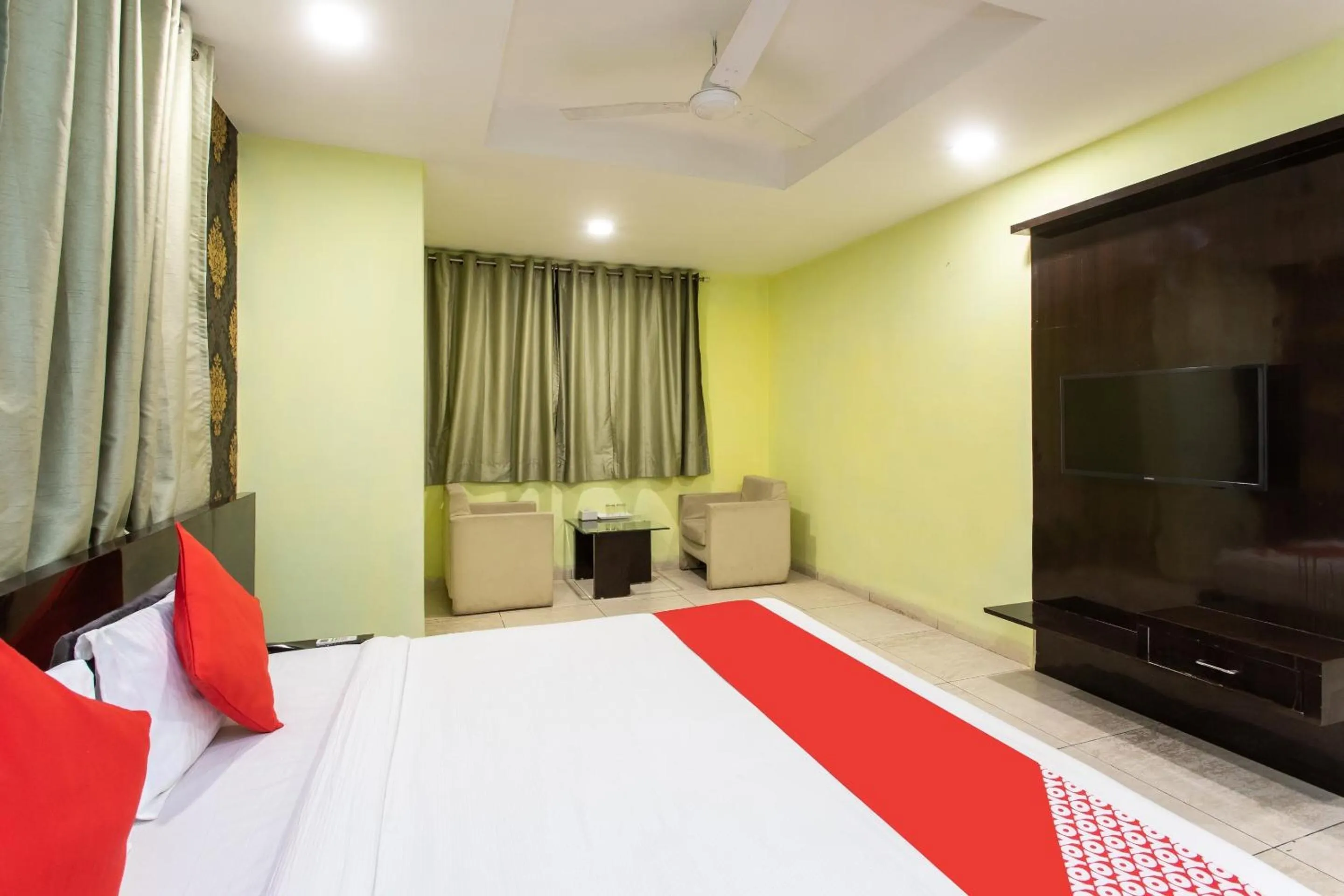 Bedroom in Capital O Swan Paradise