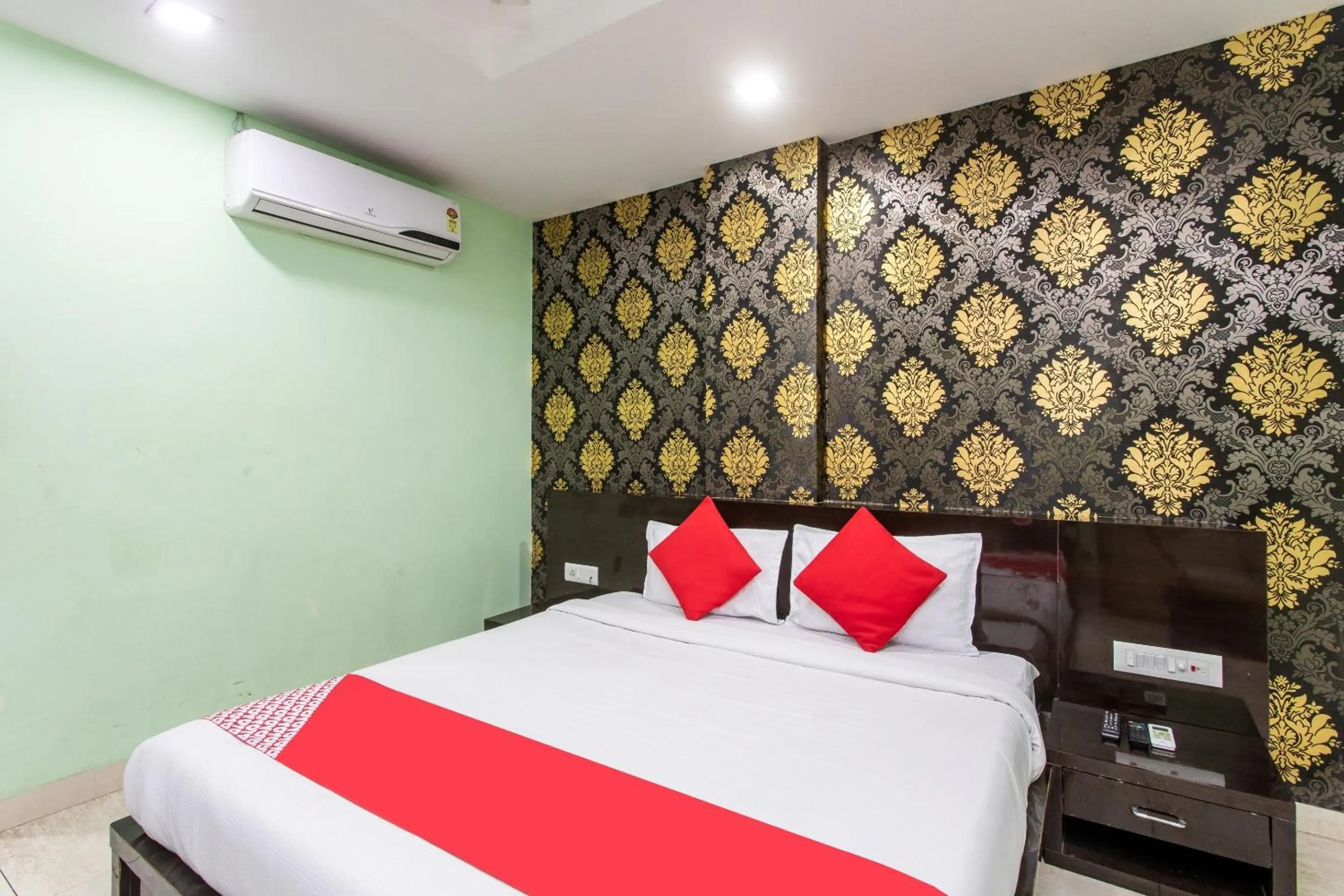 Bedroom in Capital O Swan Paradise