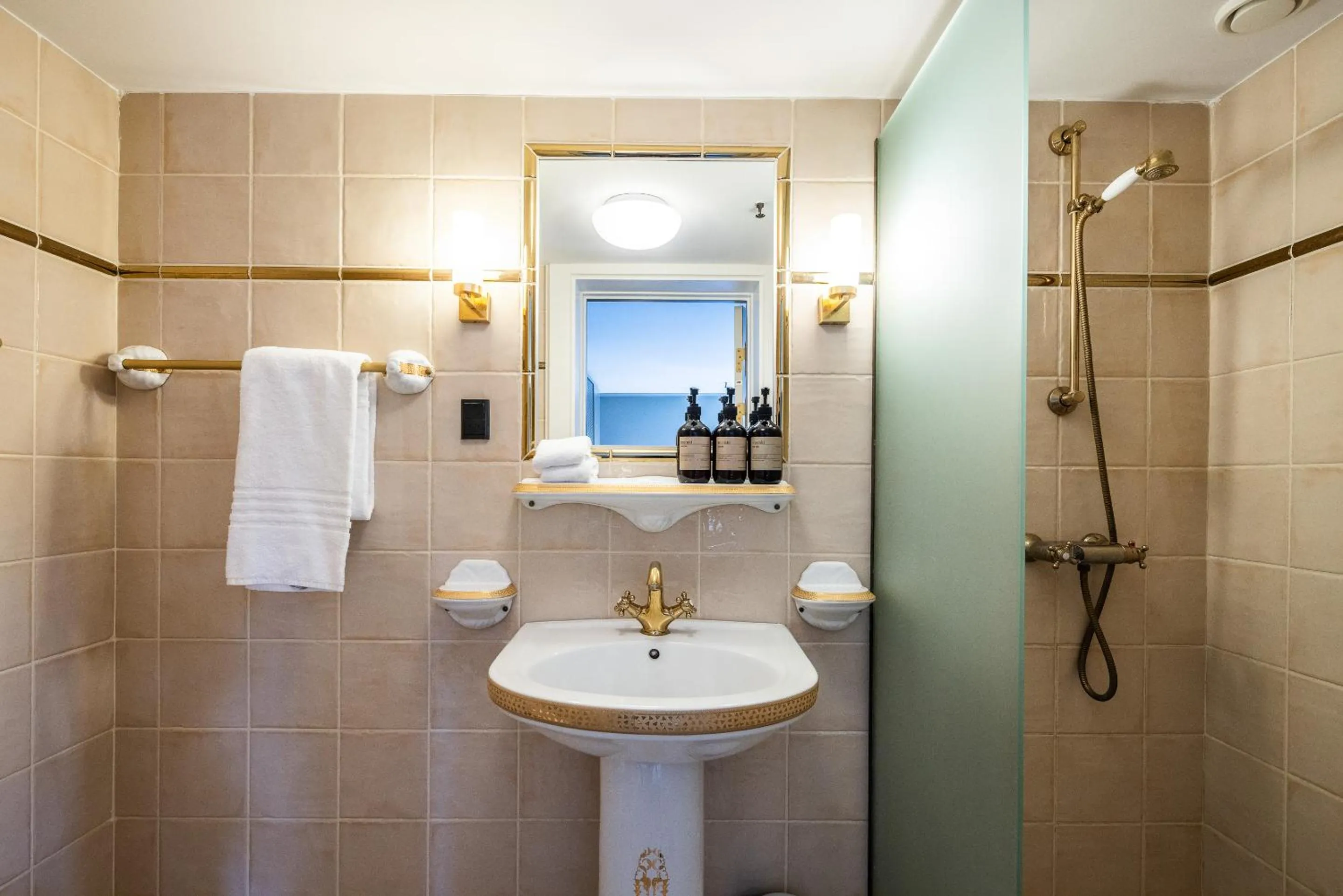 Bathroom in Hotel Royal
