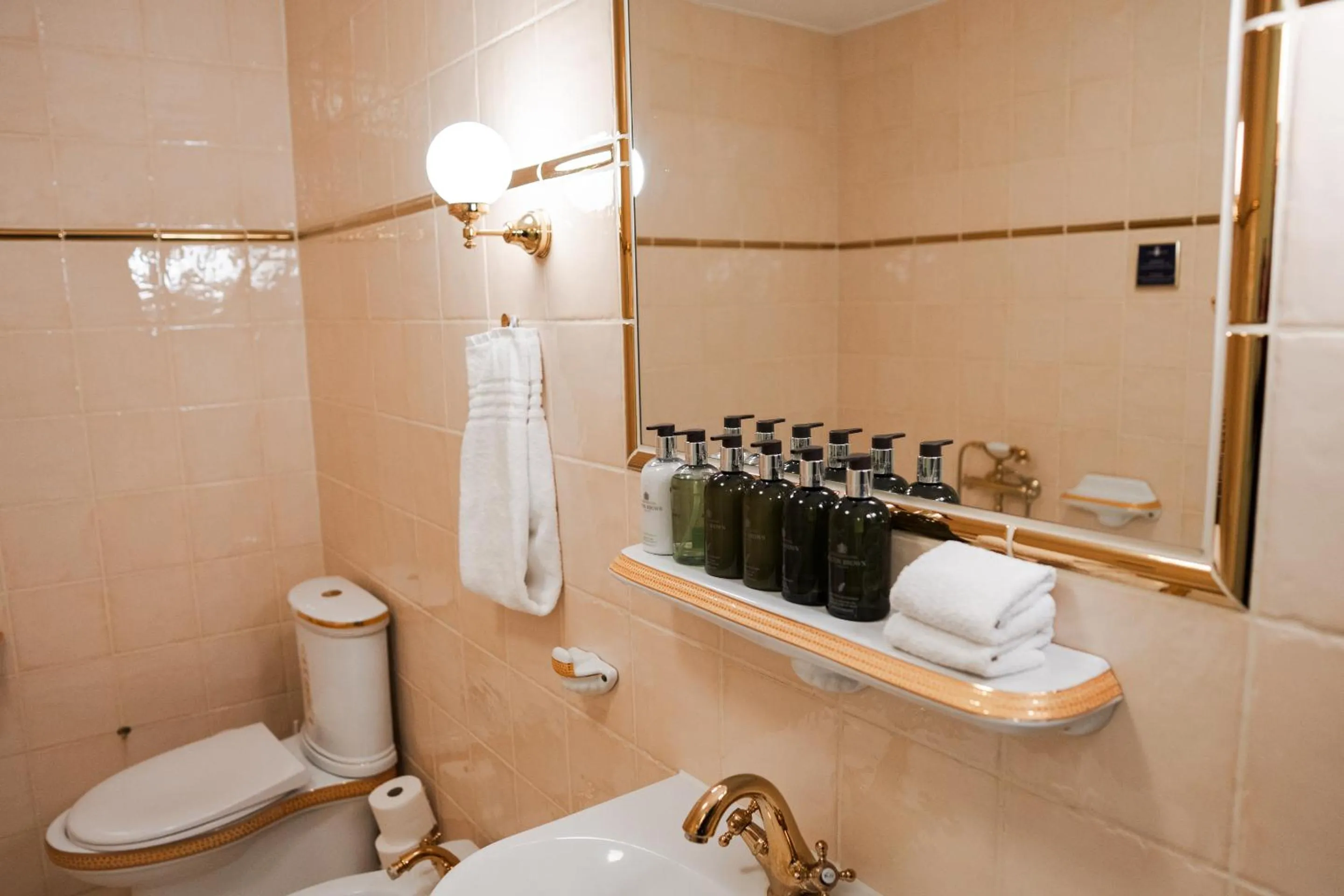 Bathroom in Hotel Royal