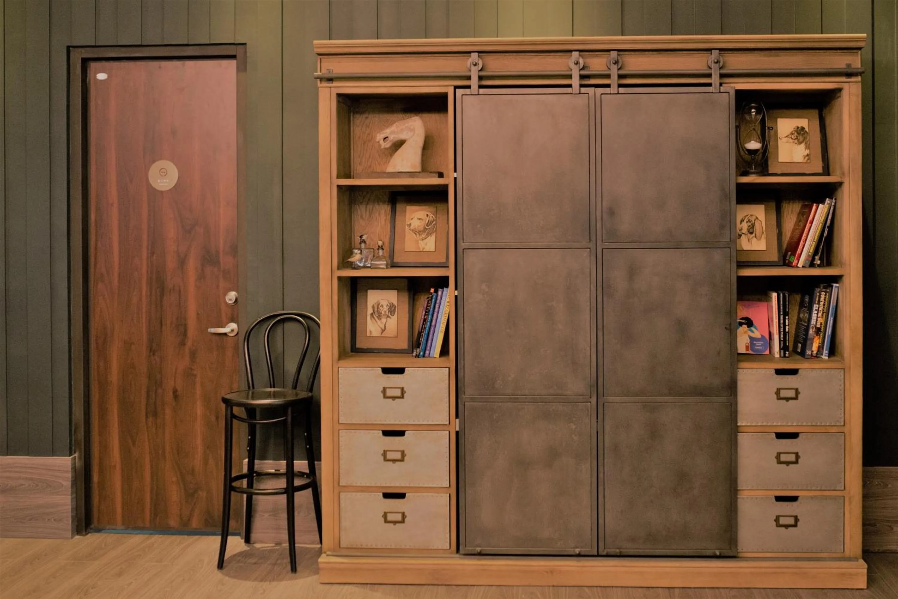 Communal lounge/ TV room in The Gaya Hotel