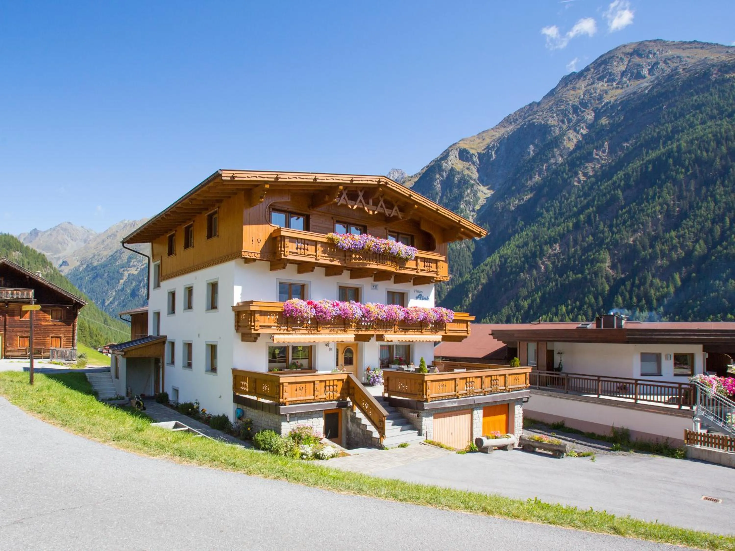 Facade/entrance in Haus Alois