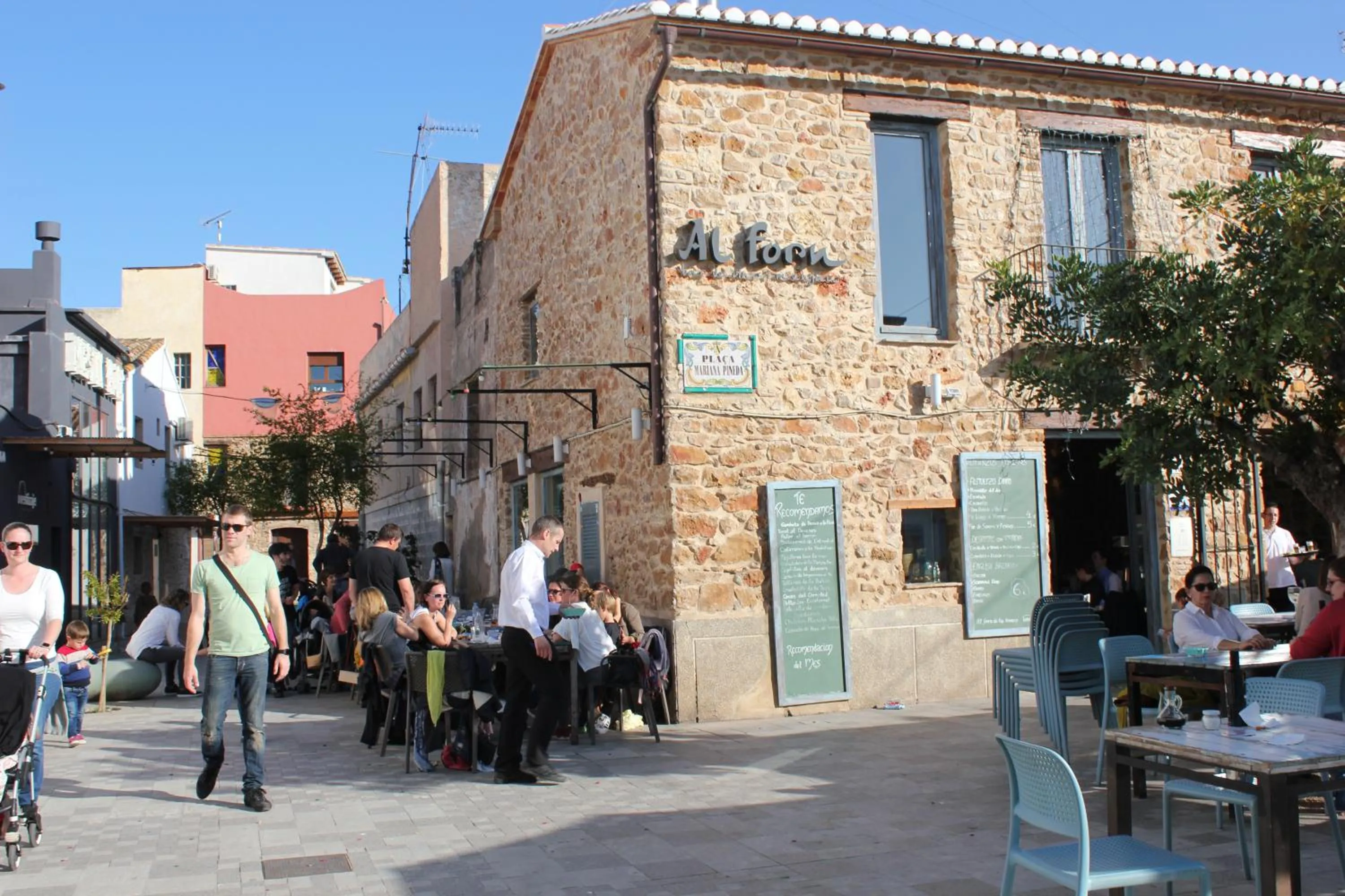 Restaurant/places to eat in Apartamento Orange