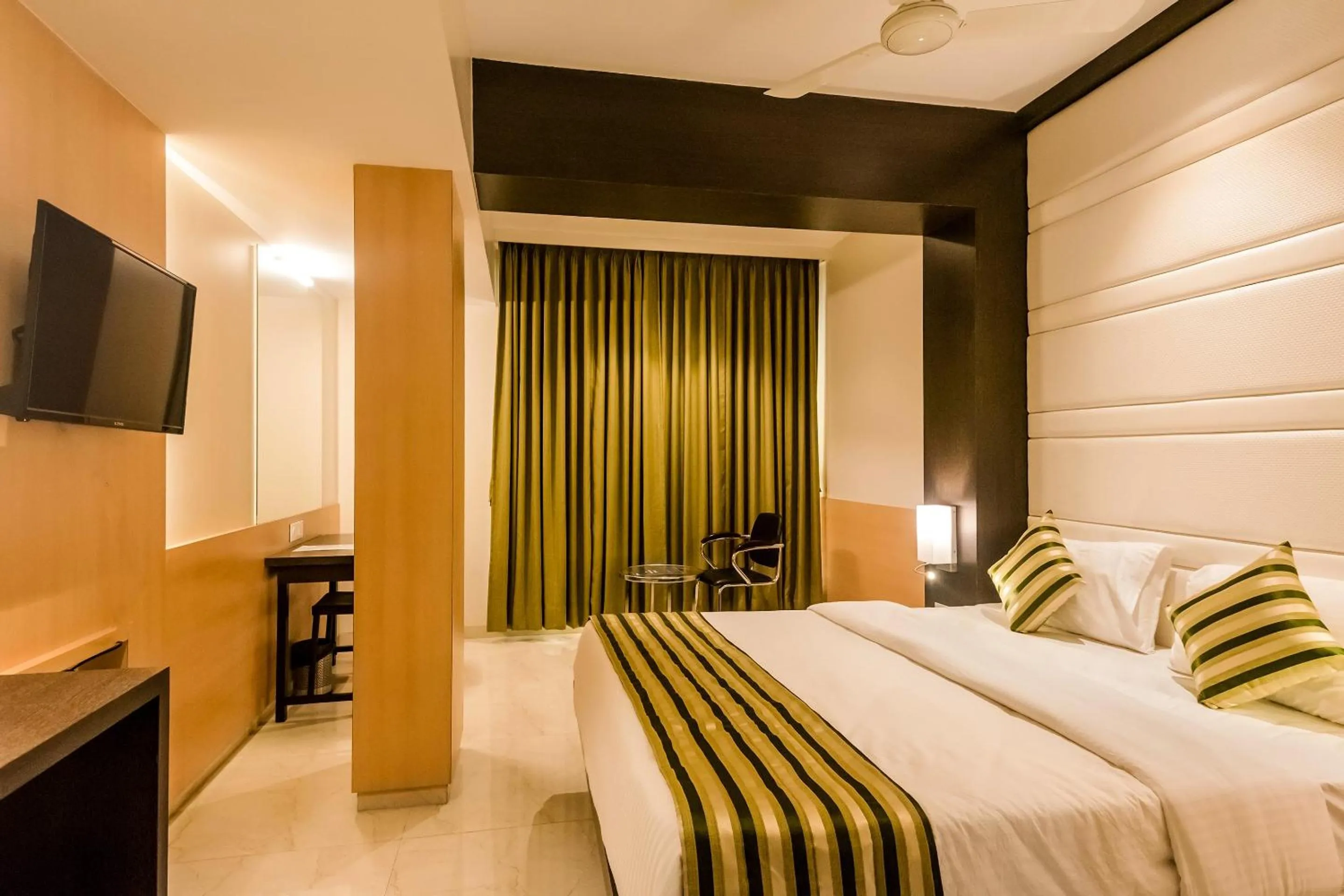 Bedroom, Bed in Capital O Hotel Konar Inn