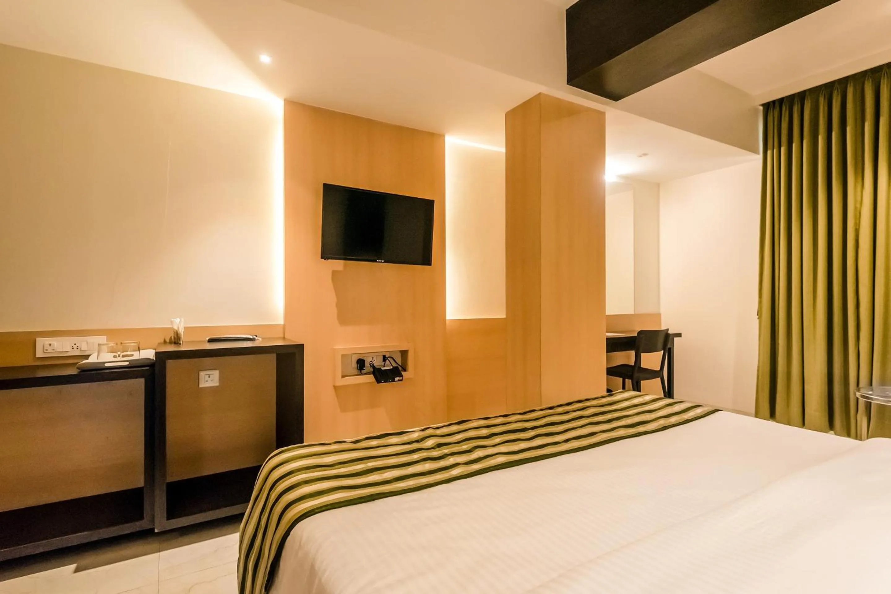 Bedroom, Bed in Capital O Hotel Konar Inn