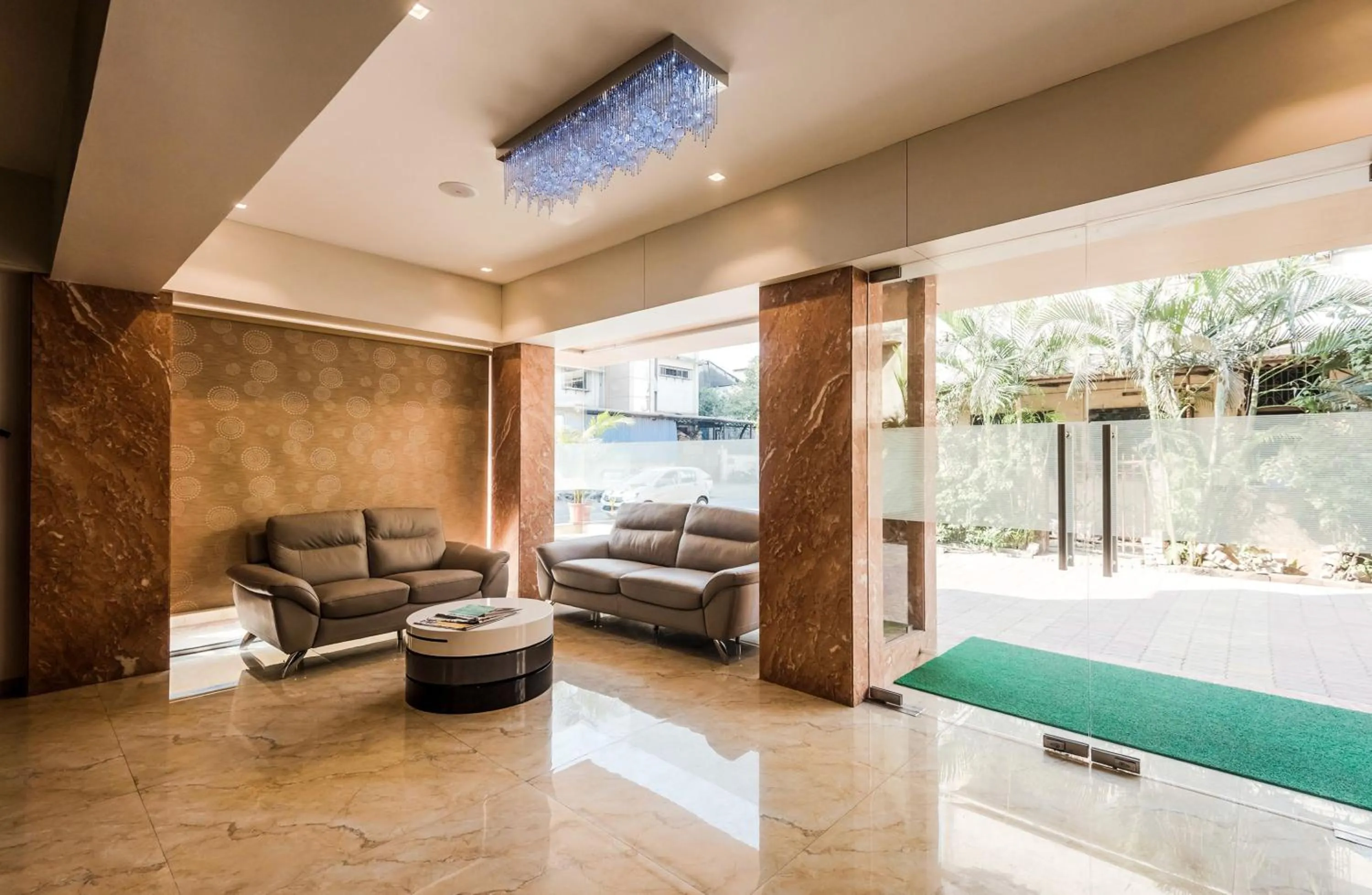 Lobby or reception in Capital O Hotel Konar Inn