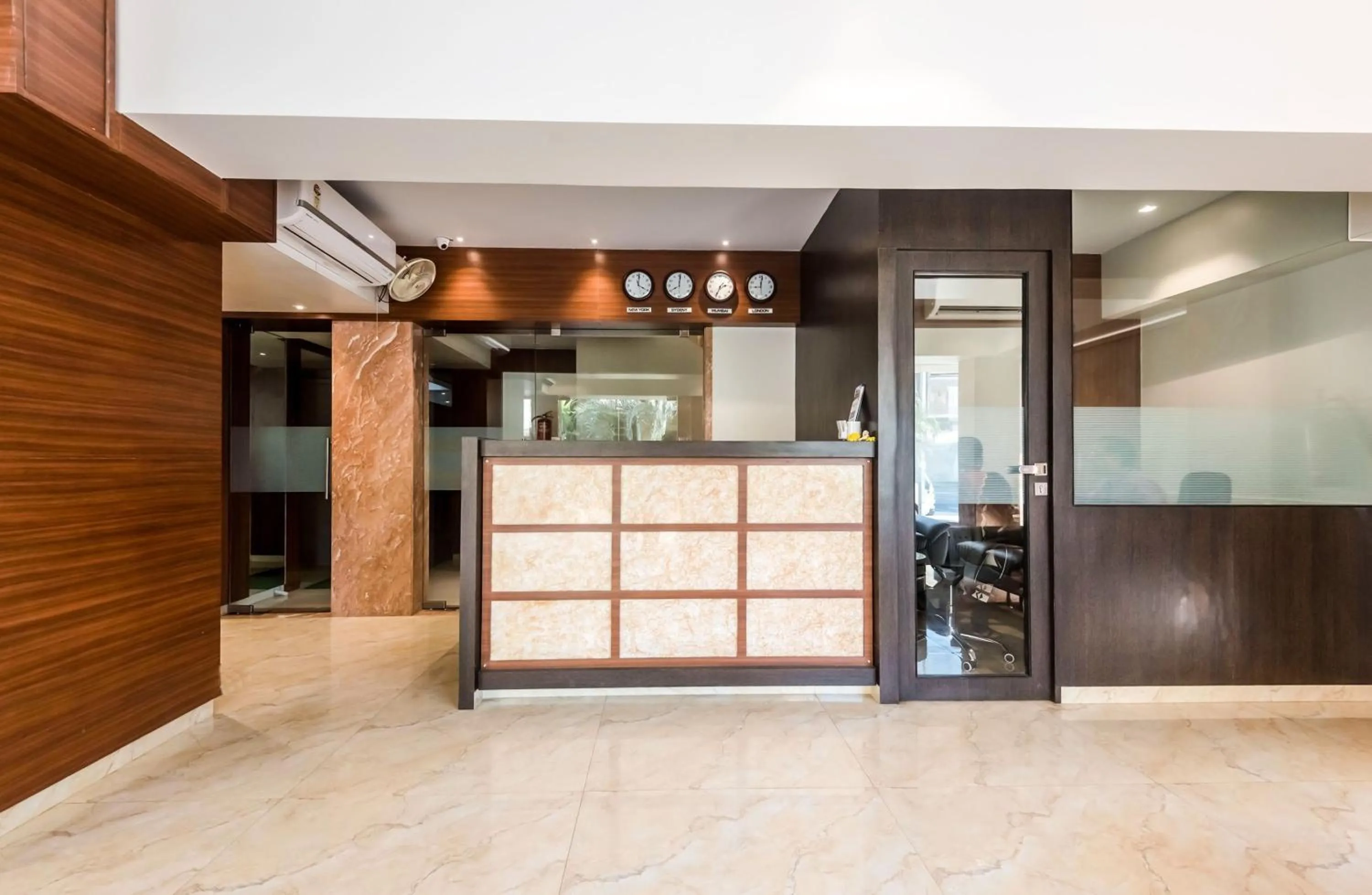 Lobby or reception in Capital O Hotel Konar Inn