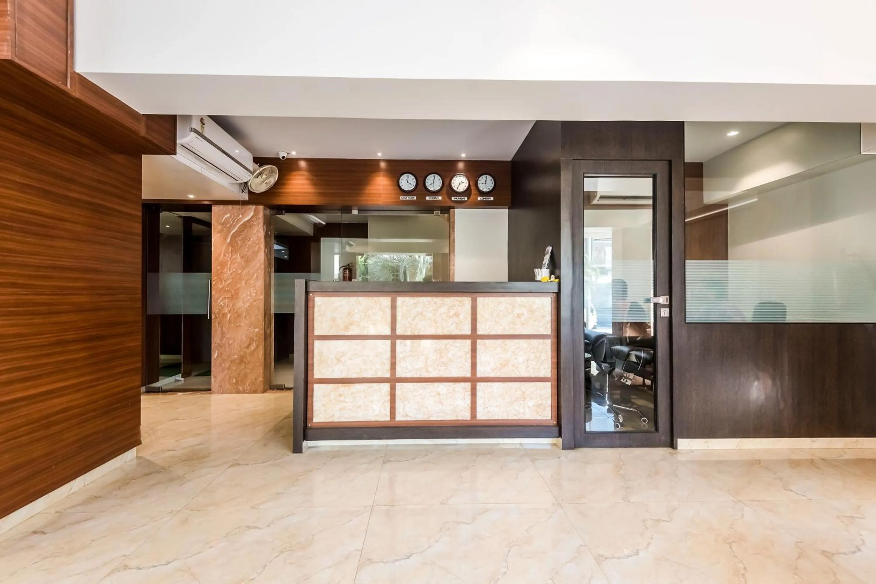 Lobby or reception in Capital O Hotel Konar Inn