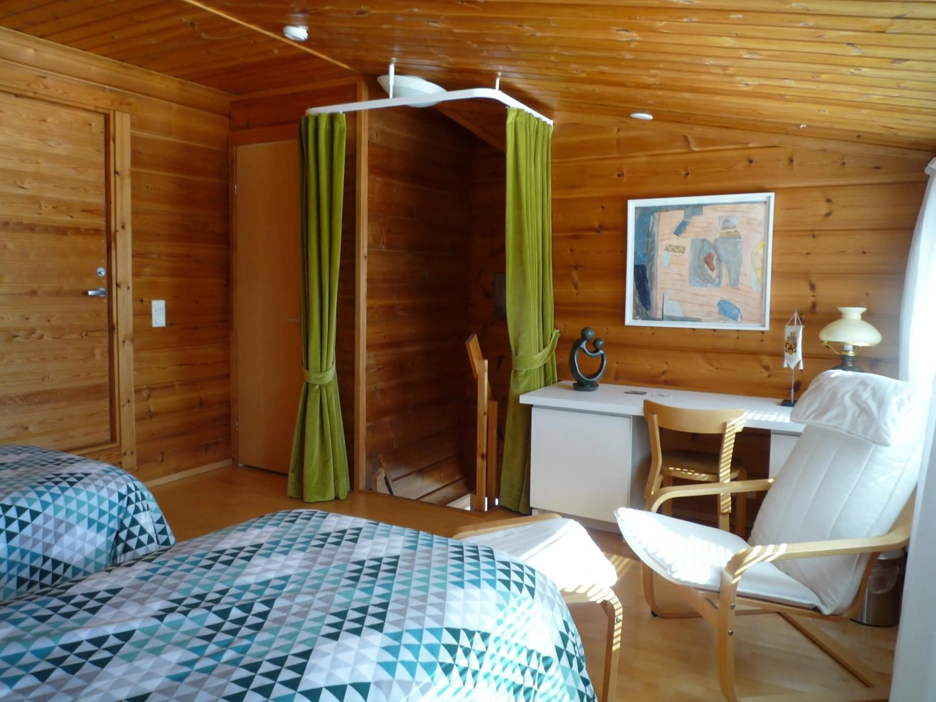 Photo of the whole room, Bed in Leena's B&B