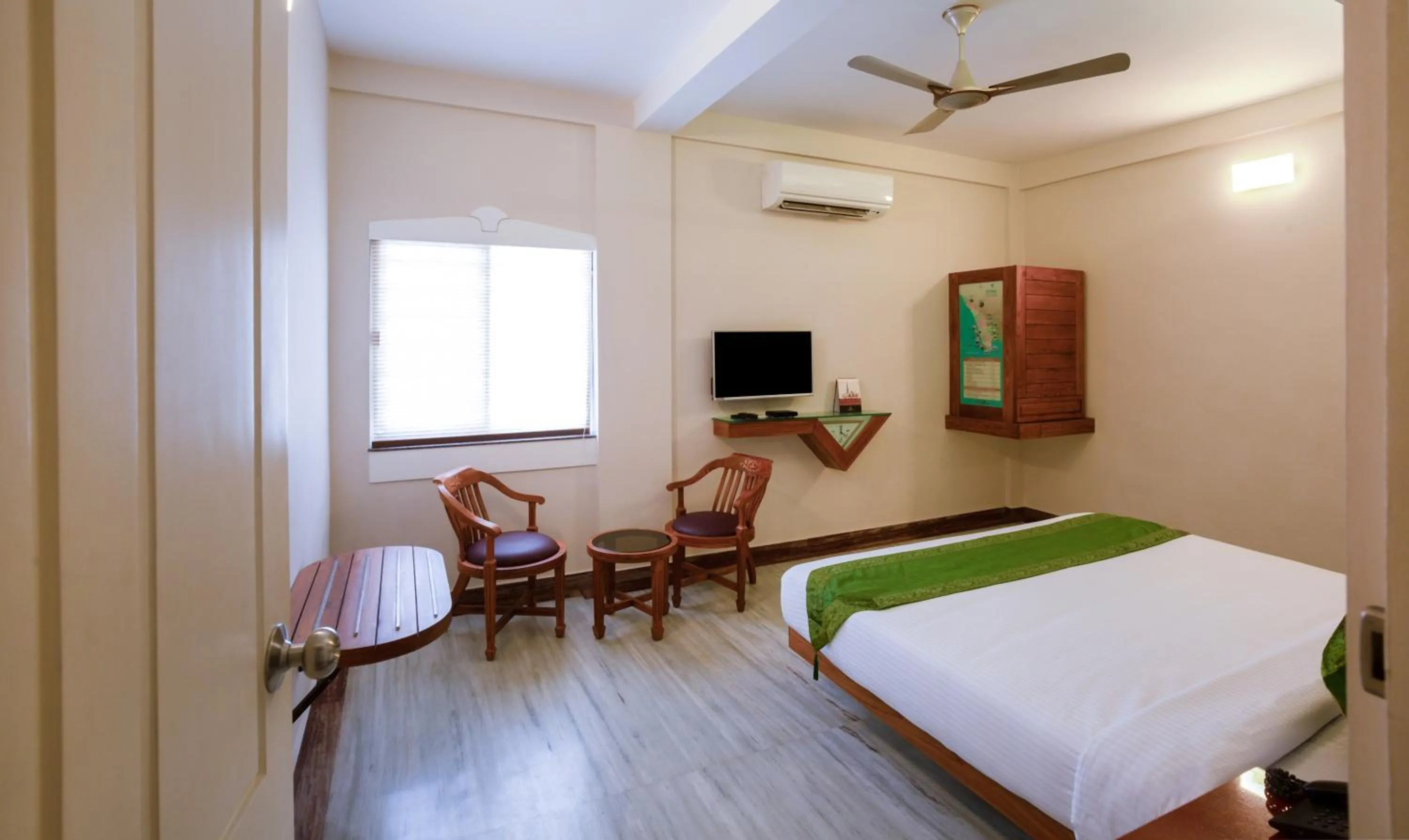 Photo of the whole room, Bed in Treebo The Qasr