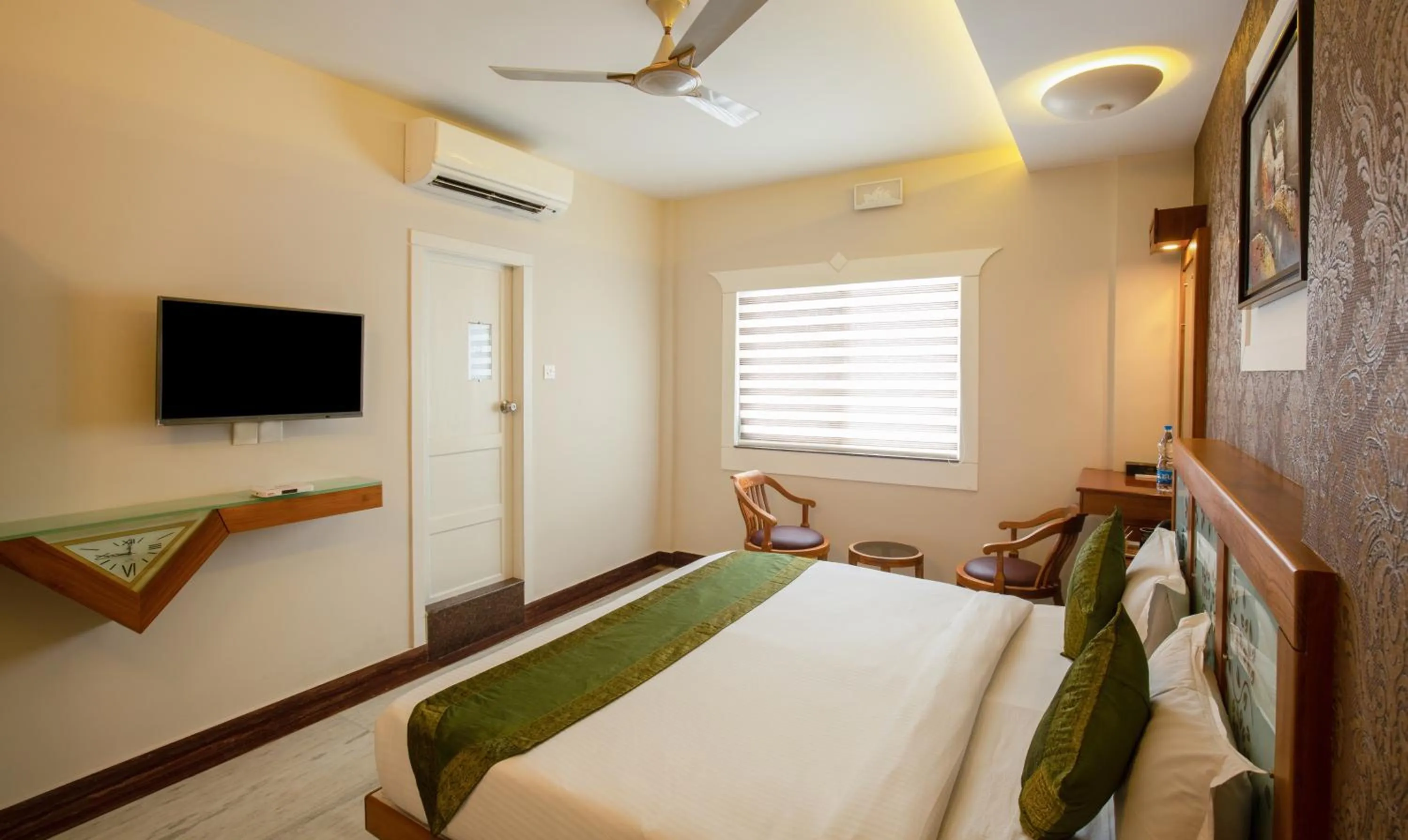 Photo of the whole room, Bed in Treebo The Qasr