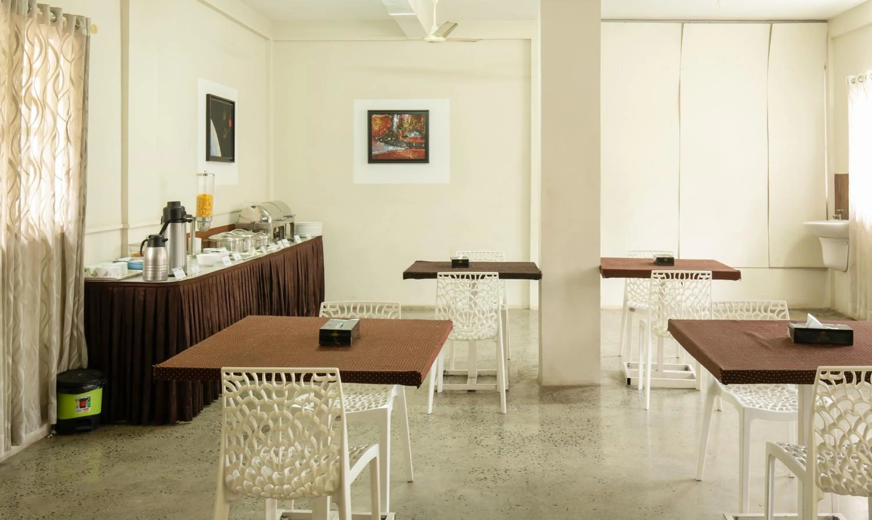 Restaurant/places to eat in Treebo The Qasr