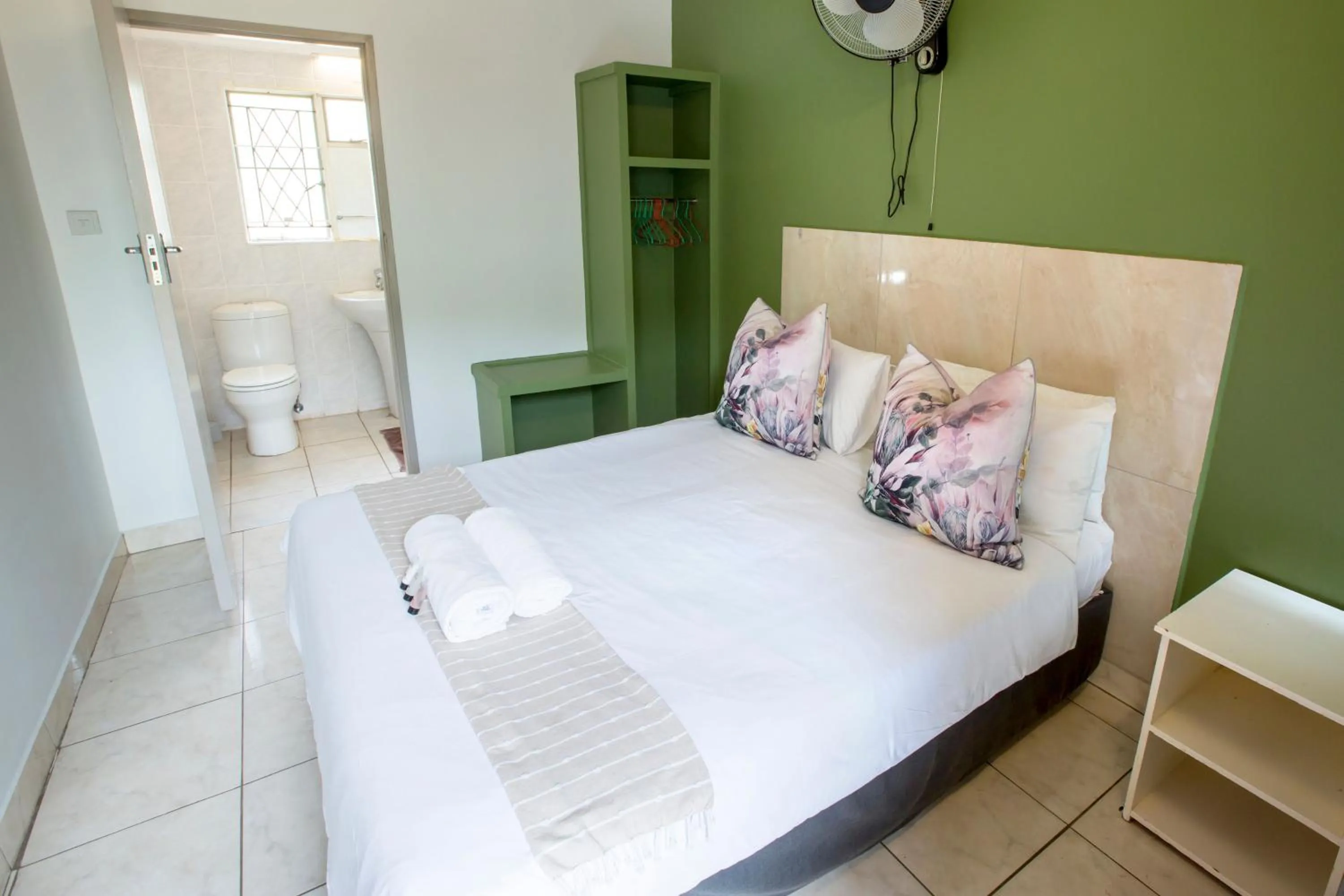 Bedroom, Bed in Livingstone Lodge