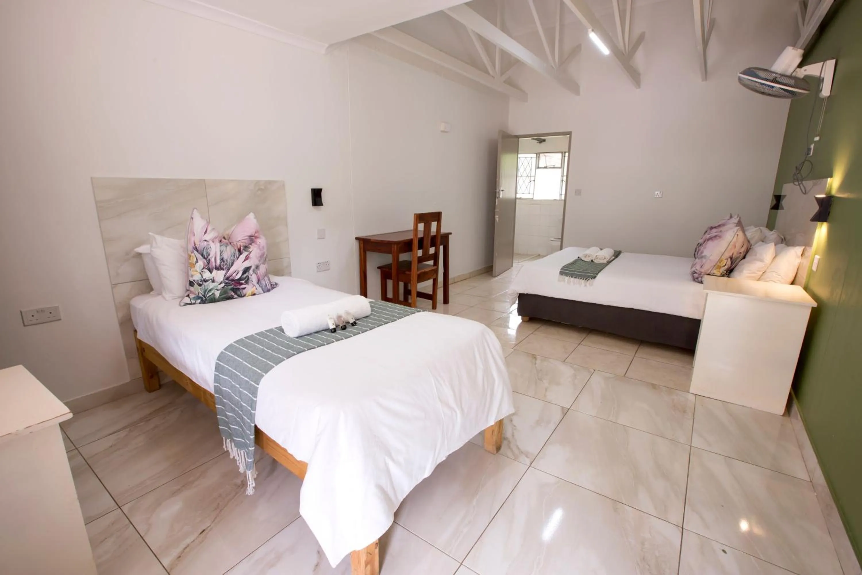 Bedroom, Bed in Livingstone Lodge