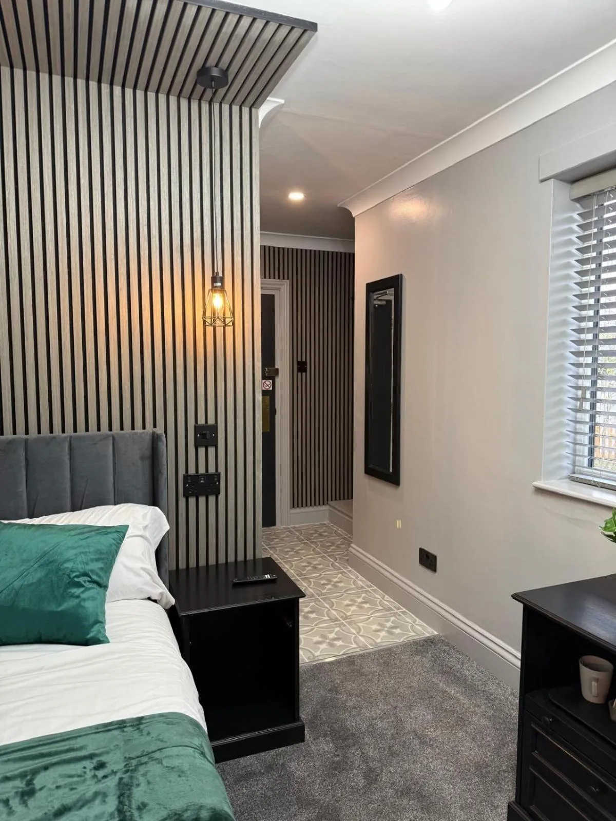 Photo of the whole room, Bed in The Jacobean Hotel