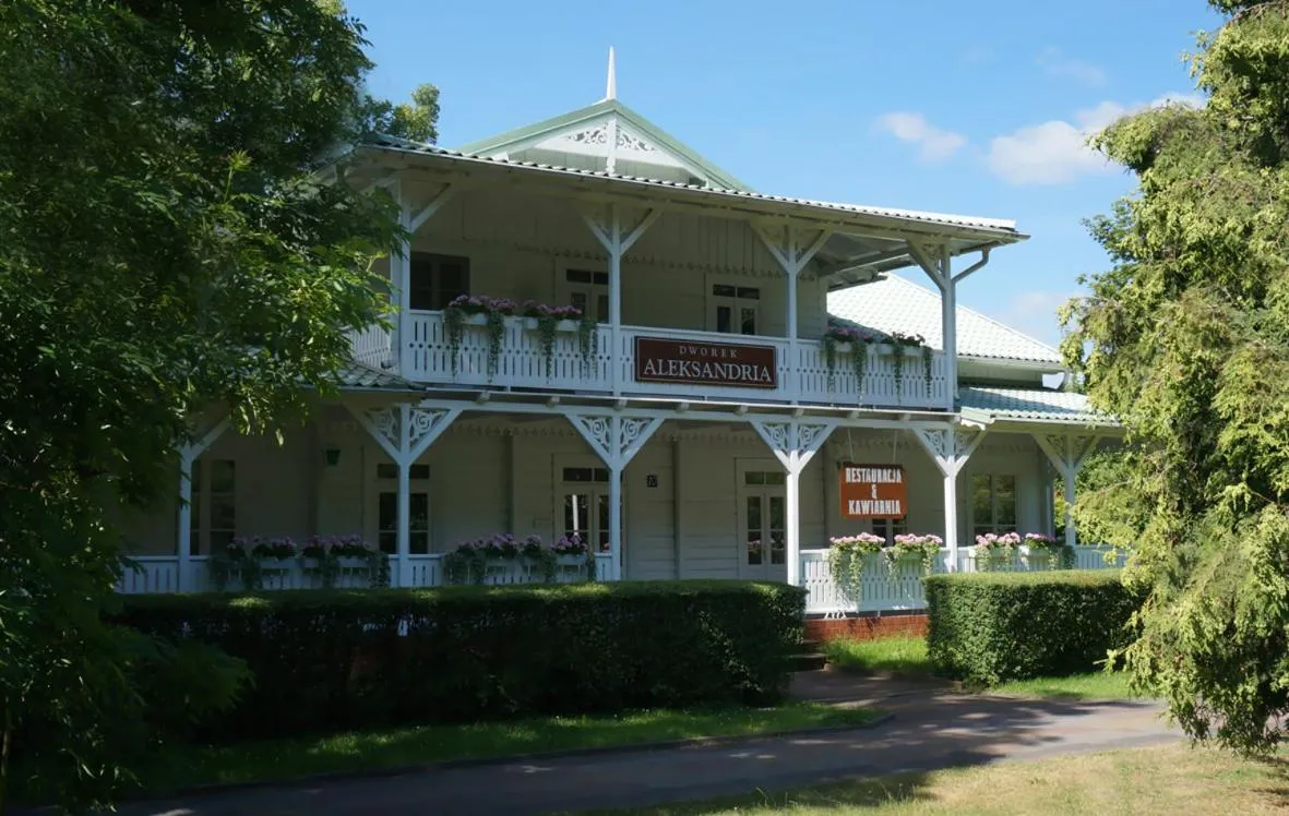 Facade/entrance in Dworek Aleksandria
