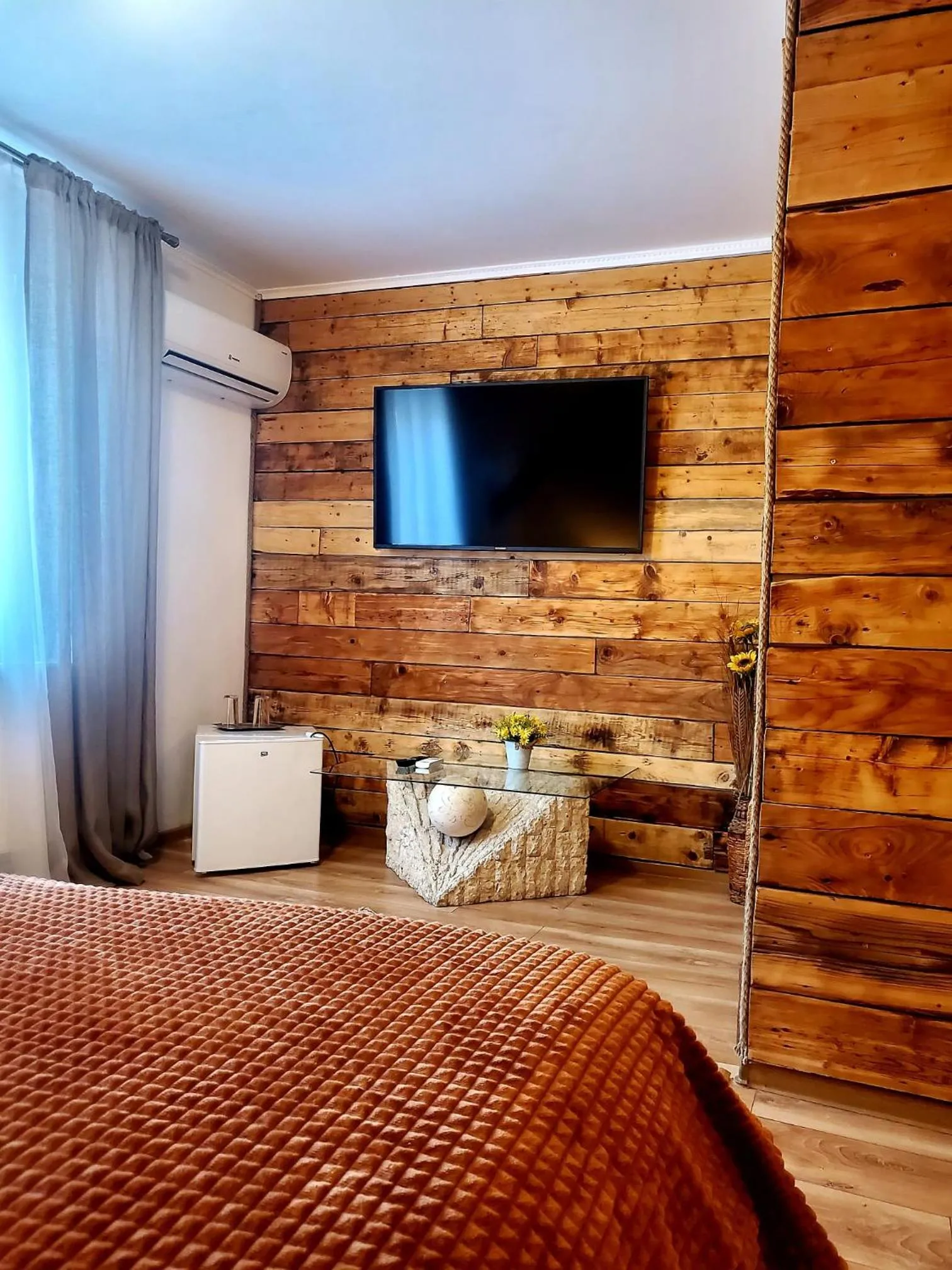 Bed in Hanu lu Mos Opinca