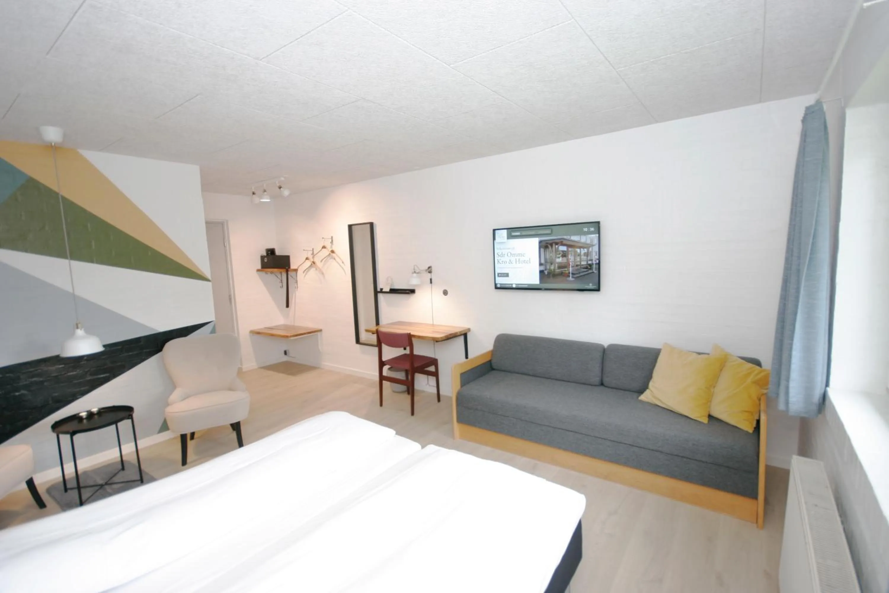 Garden view, Bed in Sdr. Omme Kro & Hotel