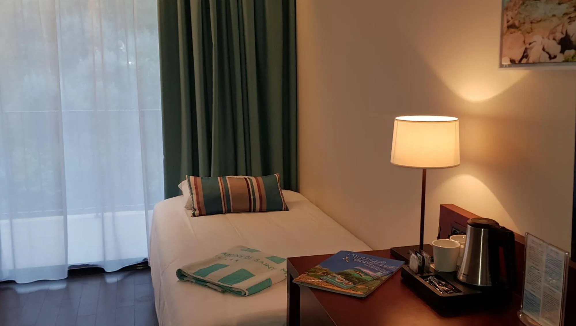 Bed in Hôtel Les Jardins De Sainte-Maxime