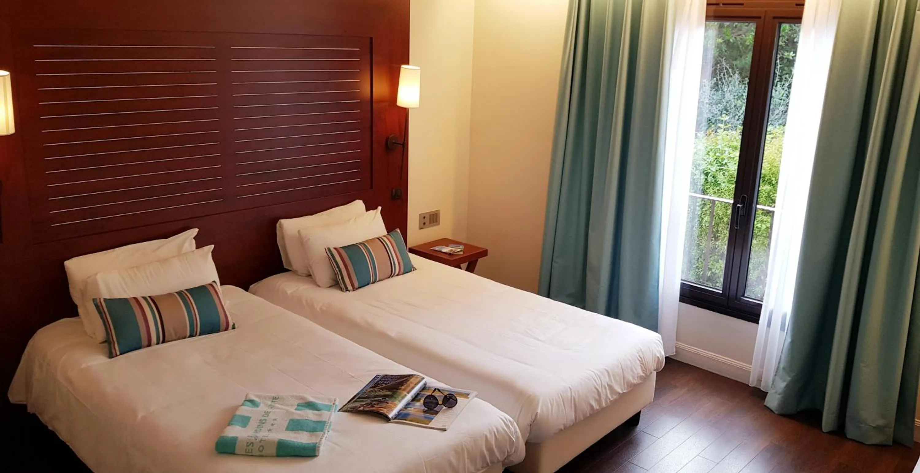 Bed in Hôtel Les Jardins De Sainte-Maxime