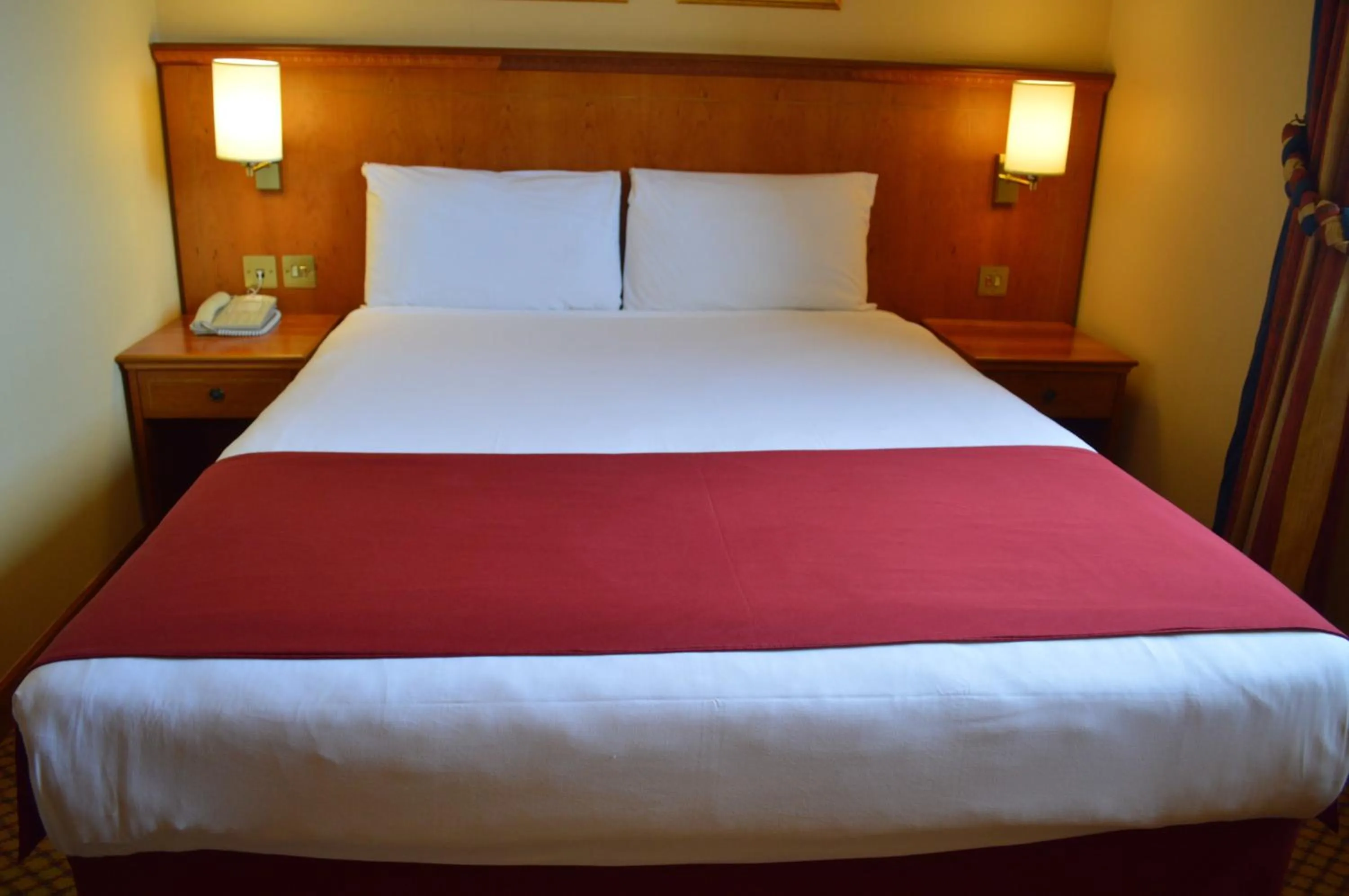 Bed in Savera Hotel South Ruislip