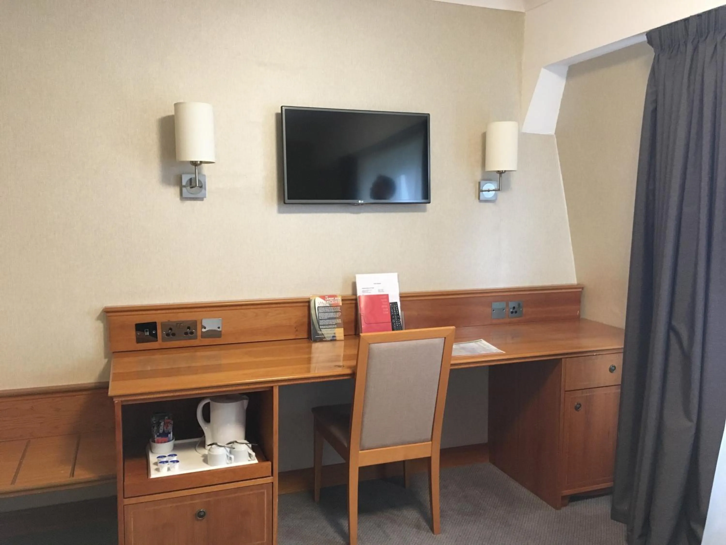 TV and multimedia in Savera Hotel South Ruislip