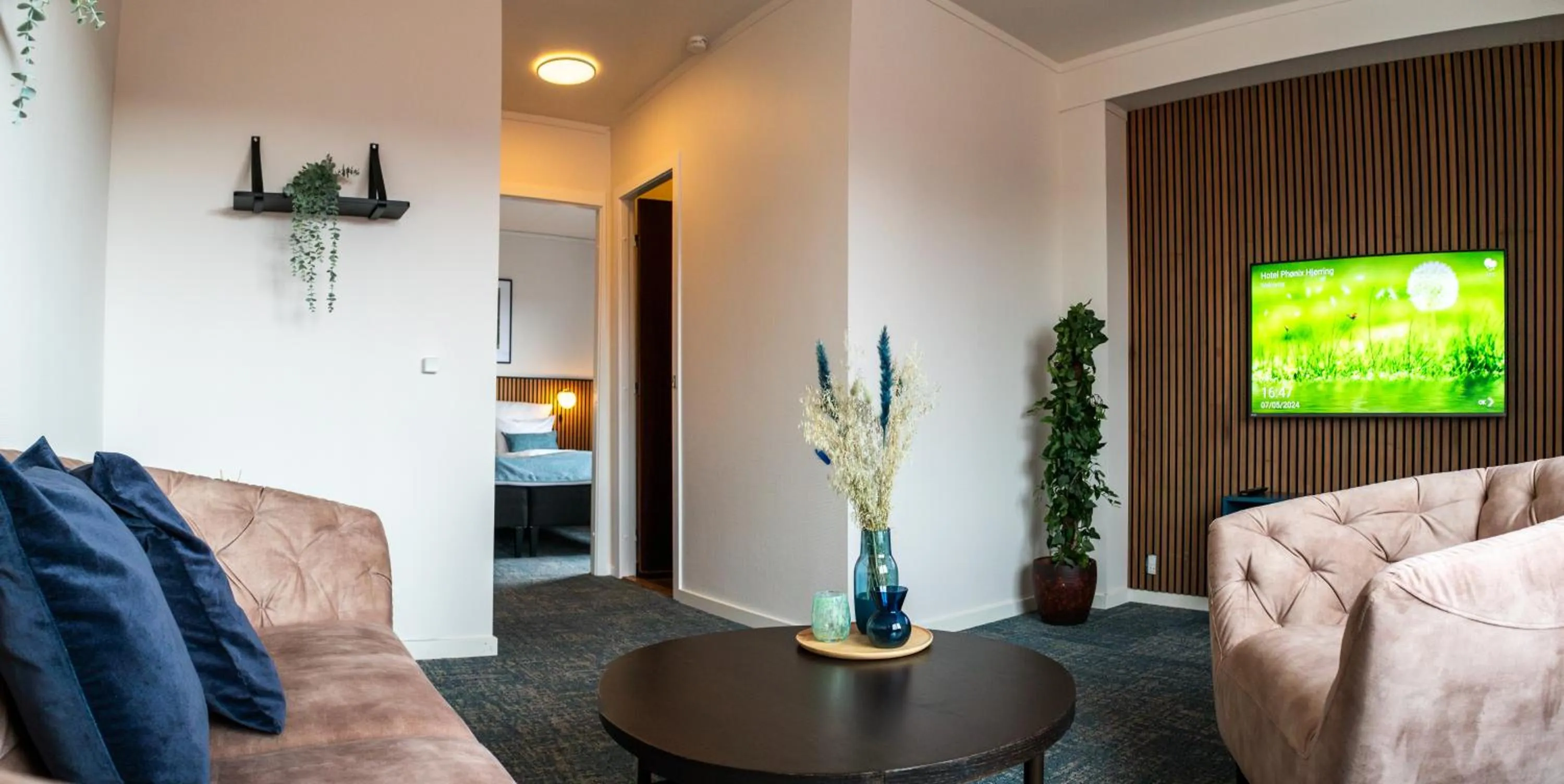 Communal lounge/ TV room, Bed in Hotel Phønix Hjørring