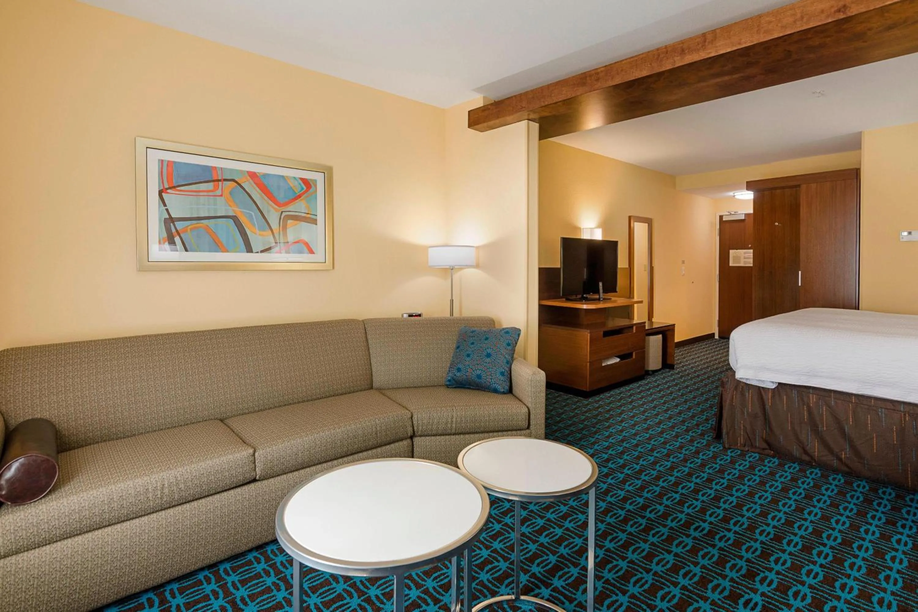 Living room, Bed in Fairfield Inn & Suites by Marriott Abingdon