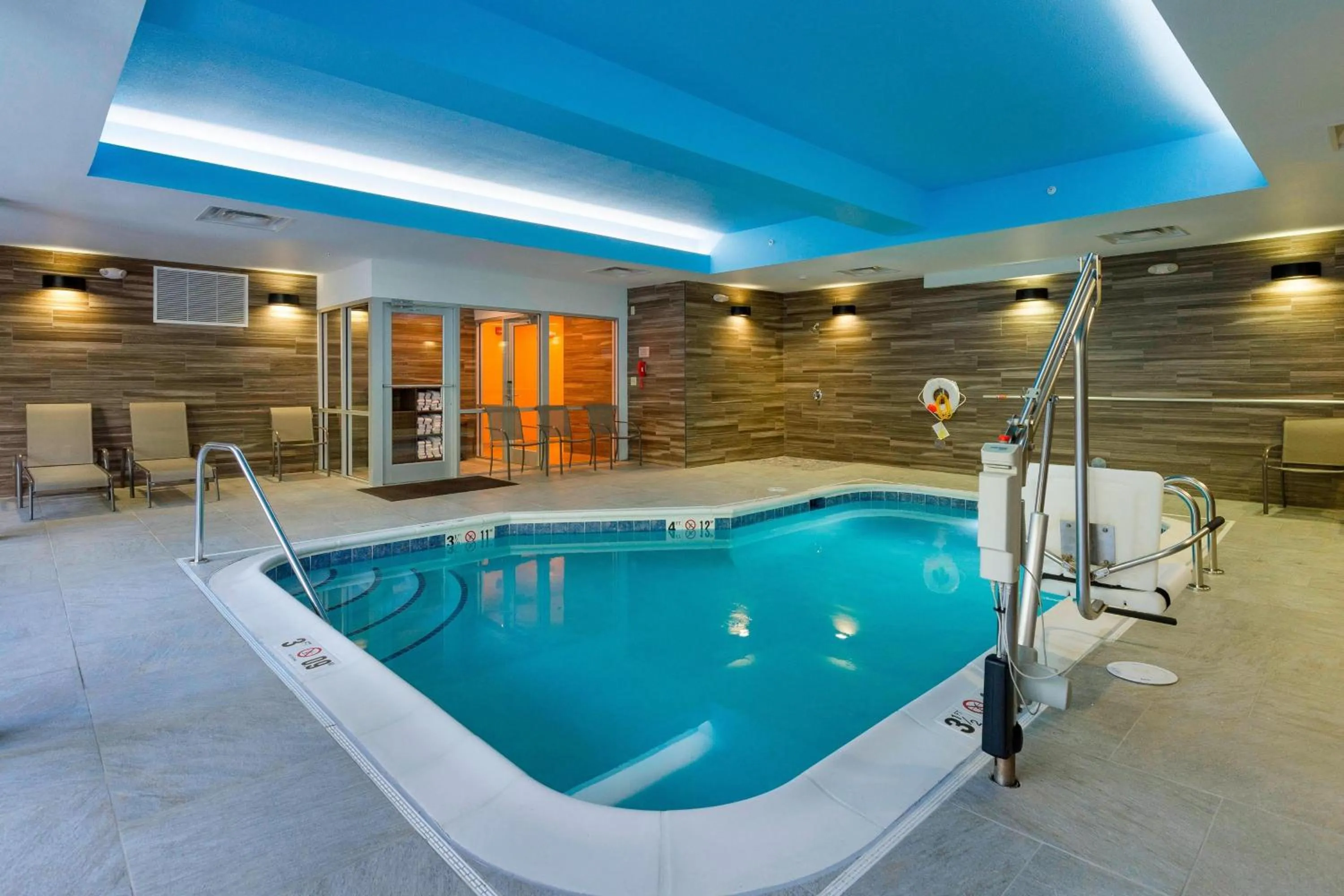 Swimming pool in Fairfield Inn & Suites by Marriott Abingdon